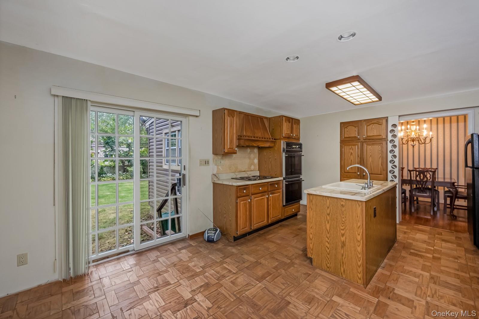 34 Midland Road, Roslyn Heights, NY 11577