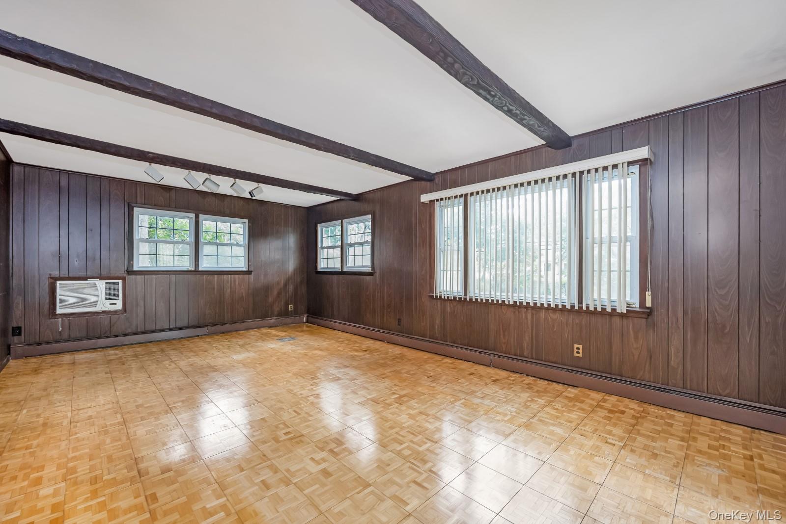 34 Midland Road, Roslyn Heights, NY 11577