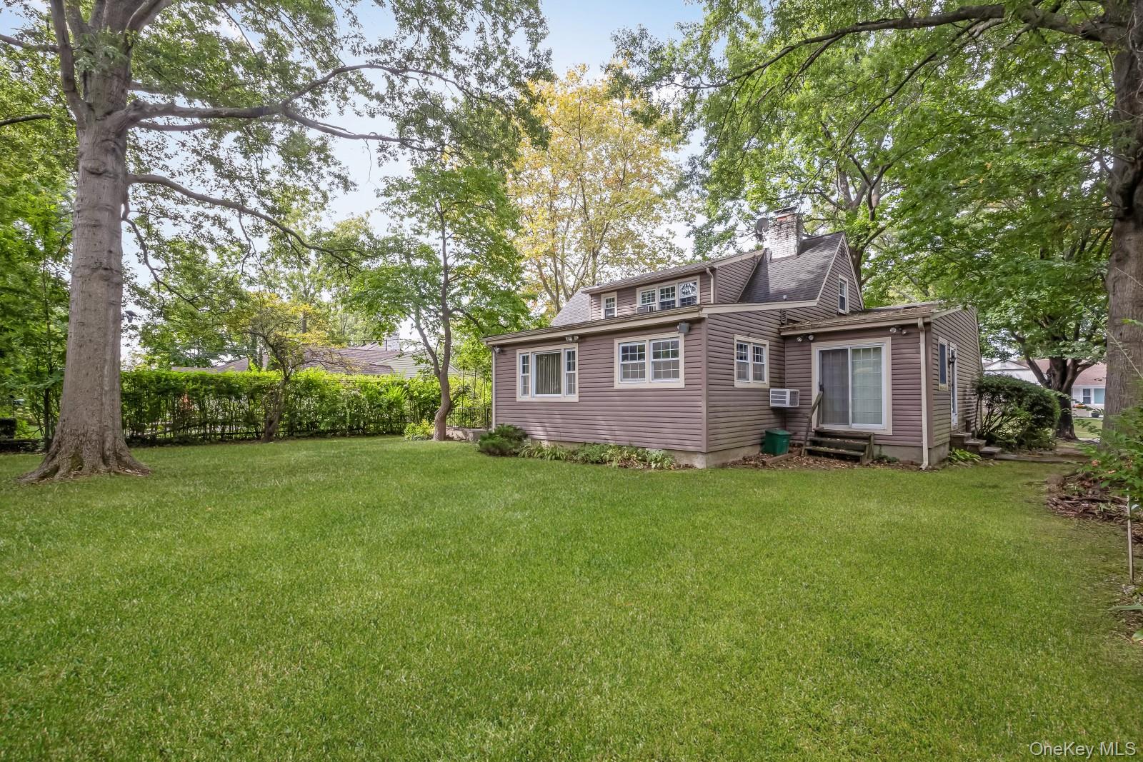 34 Midland Road, Roslyn Heights, NY 11577