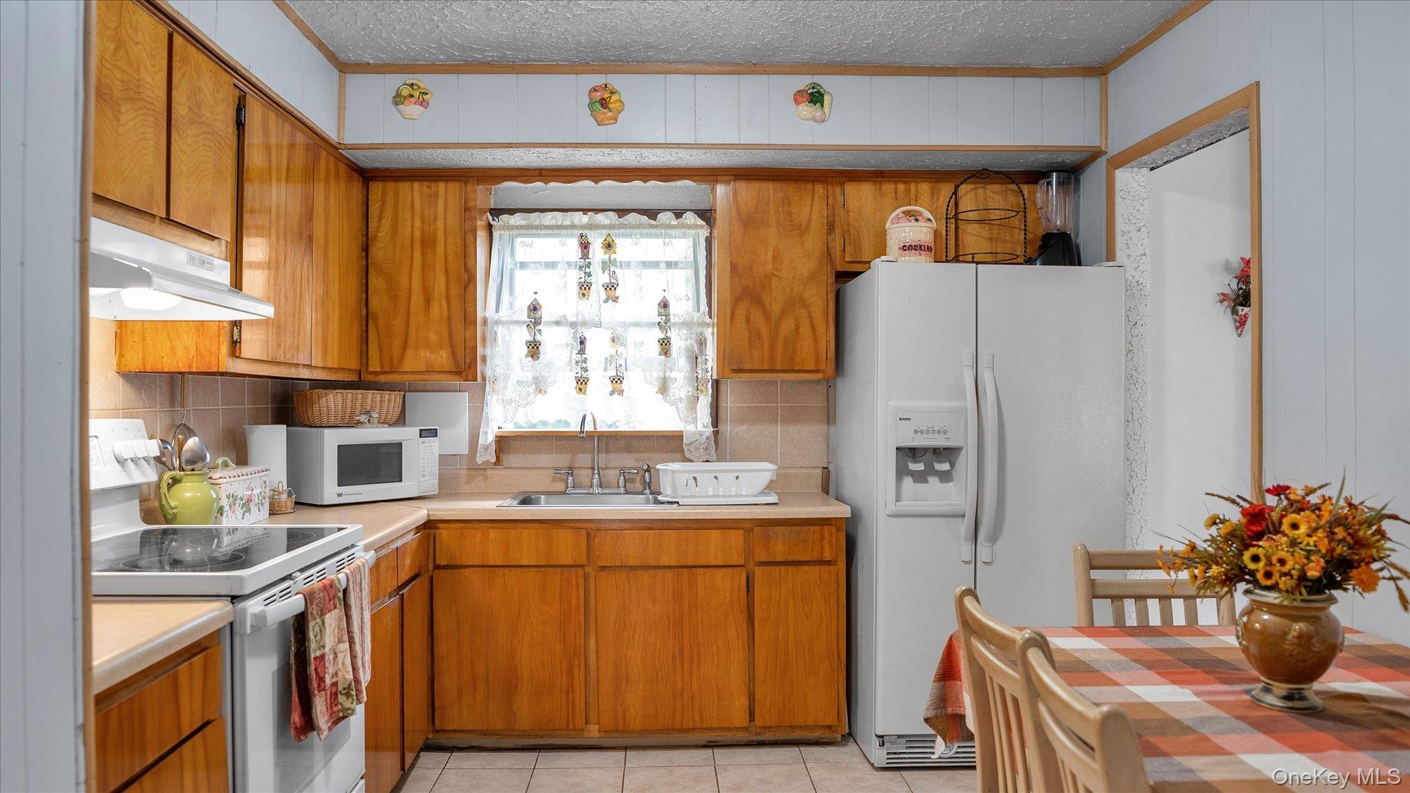 13 New Hampshire Avenue, Bay Shore, NY 11706