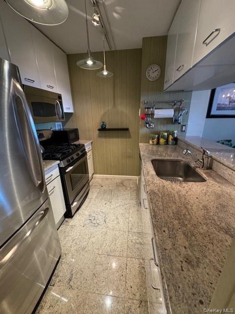 4 Martine Avenue # 1402, White Plains, NY 10606