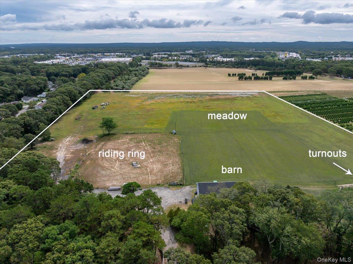 1535 Middle Road, Calverton, NY 11933