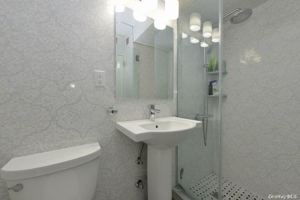 61-20 Grand Central Parkway # B 903, Forest Hills, NY 11375