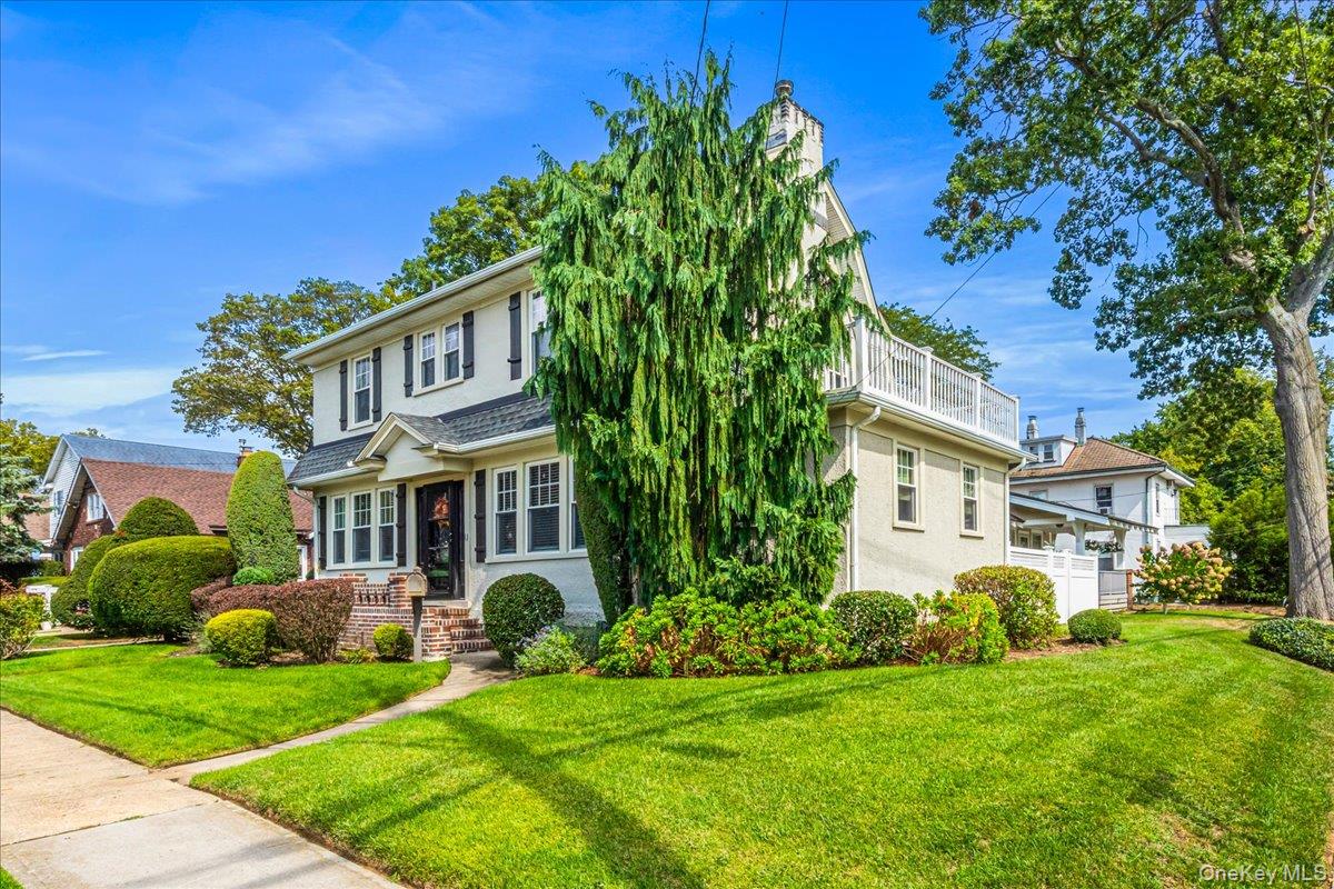 2 Derby Court, Malverne, NY 11565