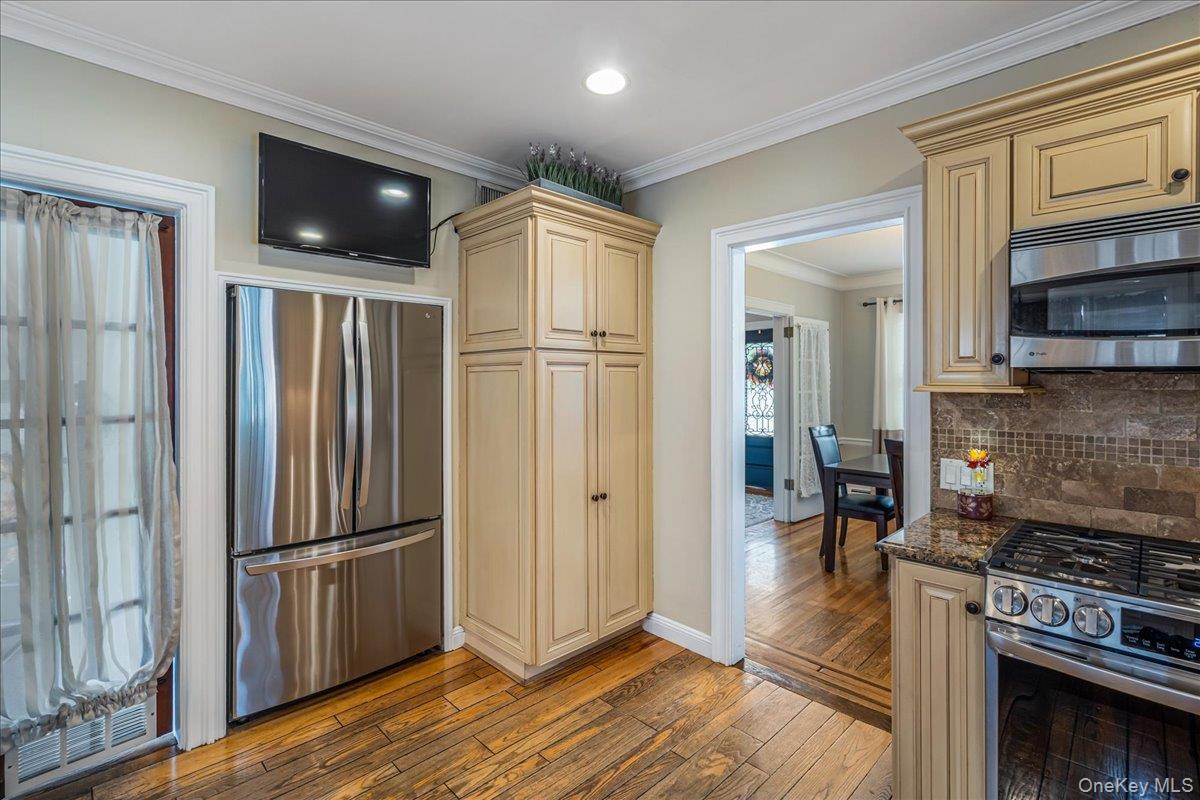 2 Derby Court, Malverne, NY 11565