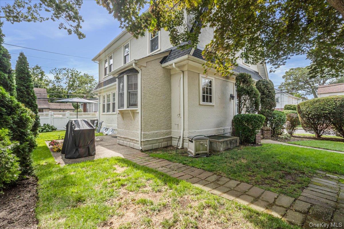 2 Derby Court, Malverne, NY 11565