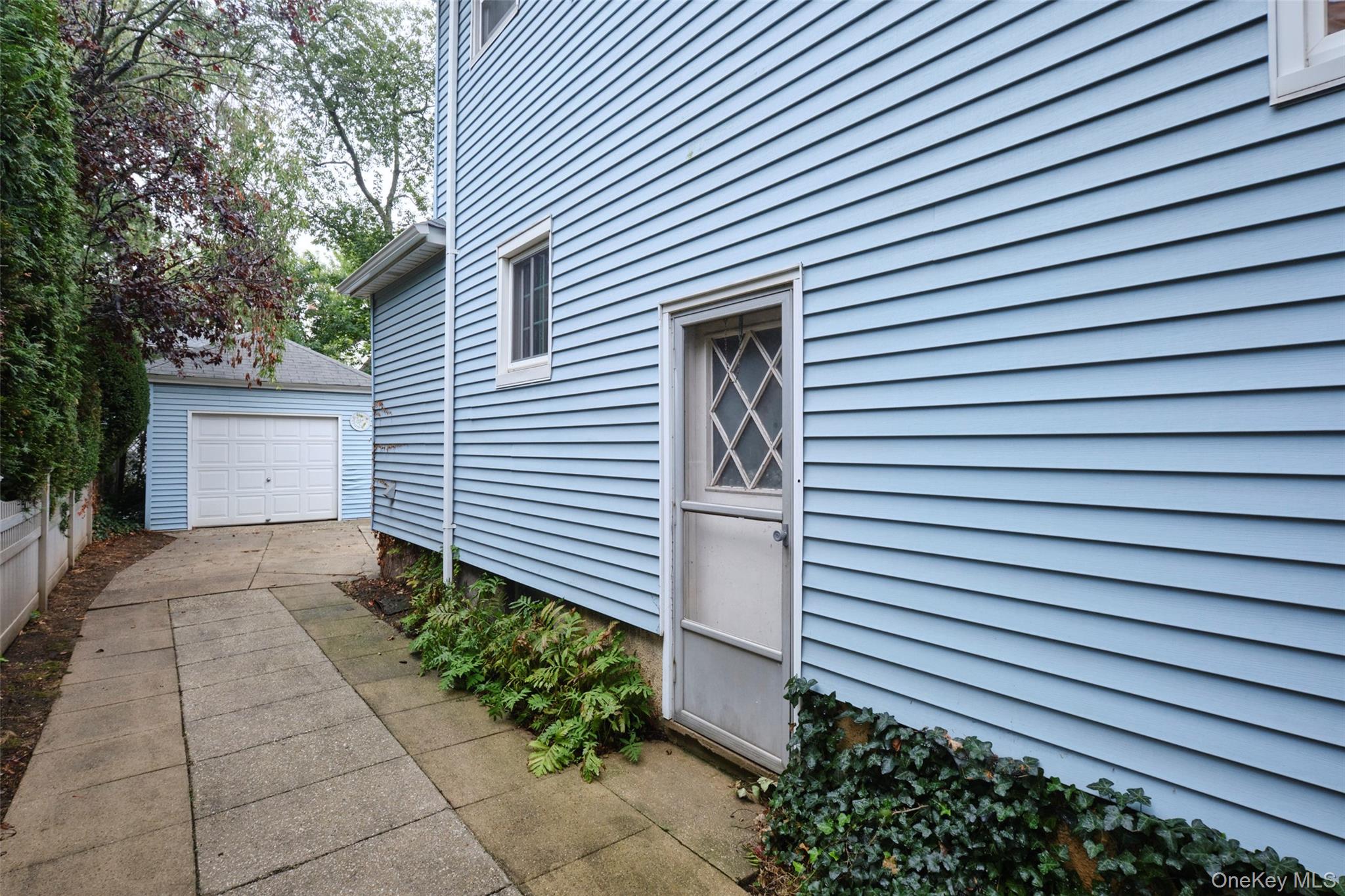 17 Concord Street, Floral Park, NY 11001