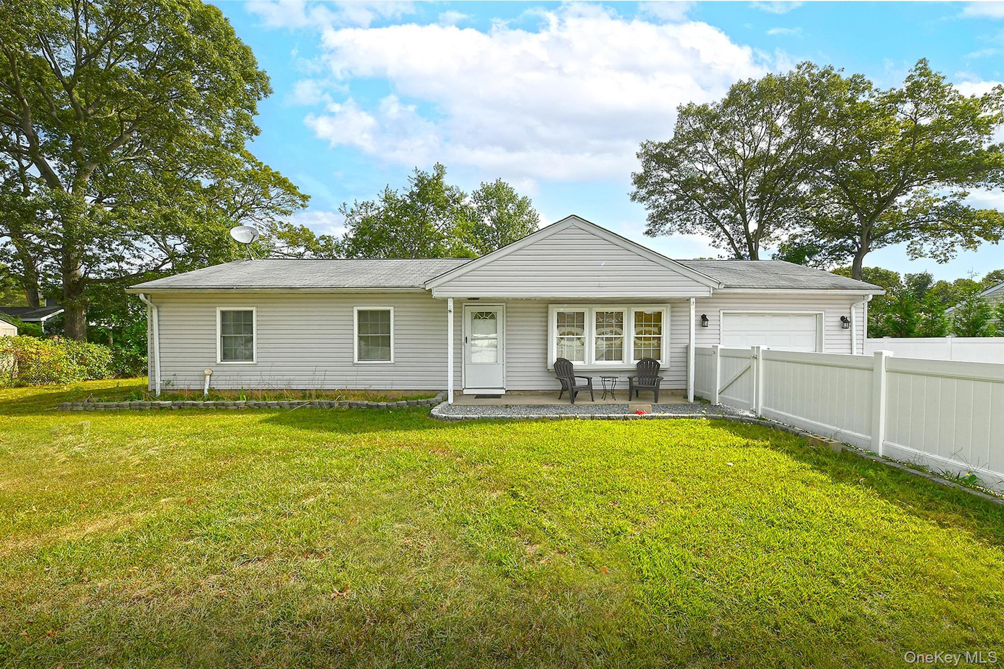 541 Blue Point Road, Farmingville, NY 11738
