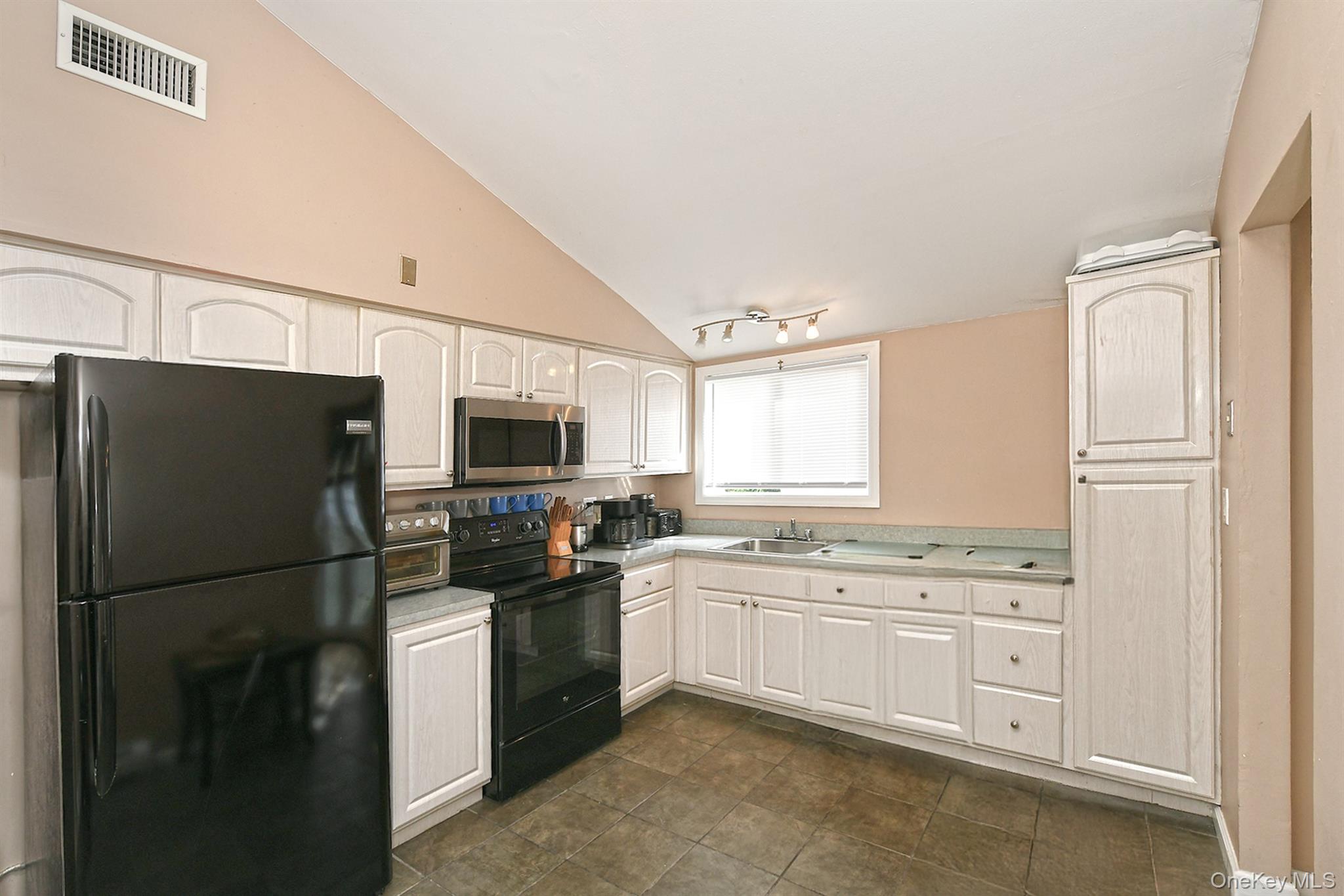 541 Blue Point Road, Farmingville, NY 11738