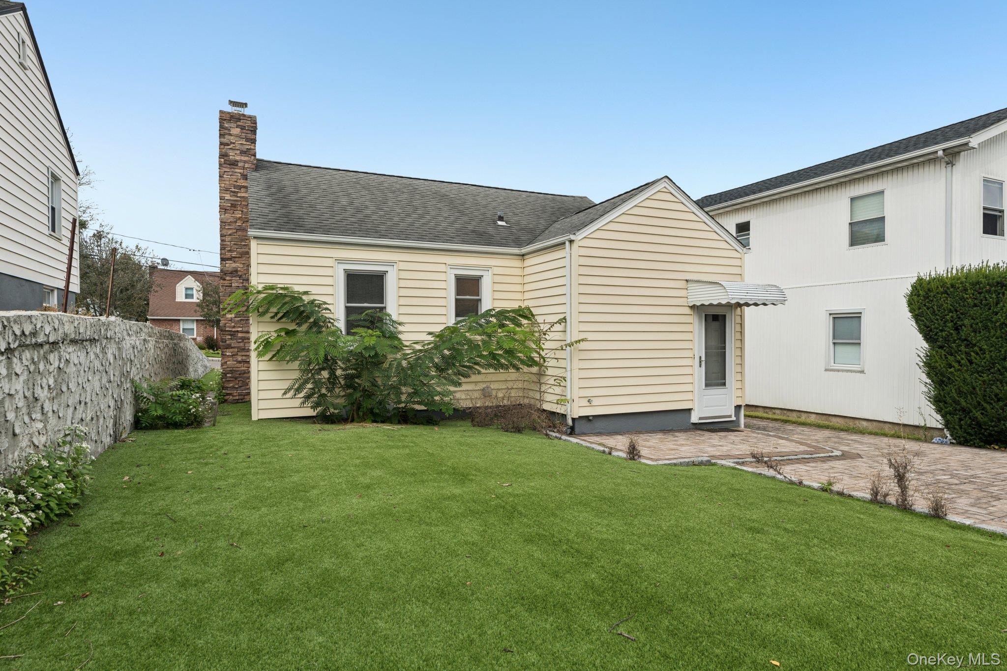 105 Devon Road, Albertson, NY 11507