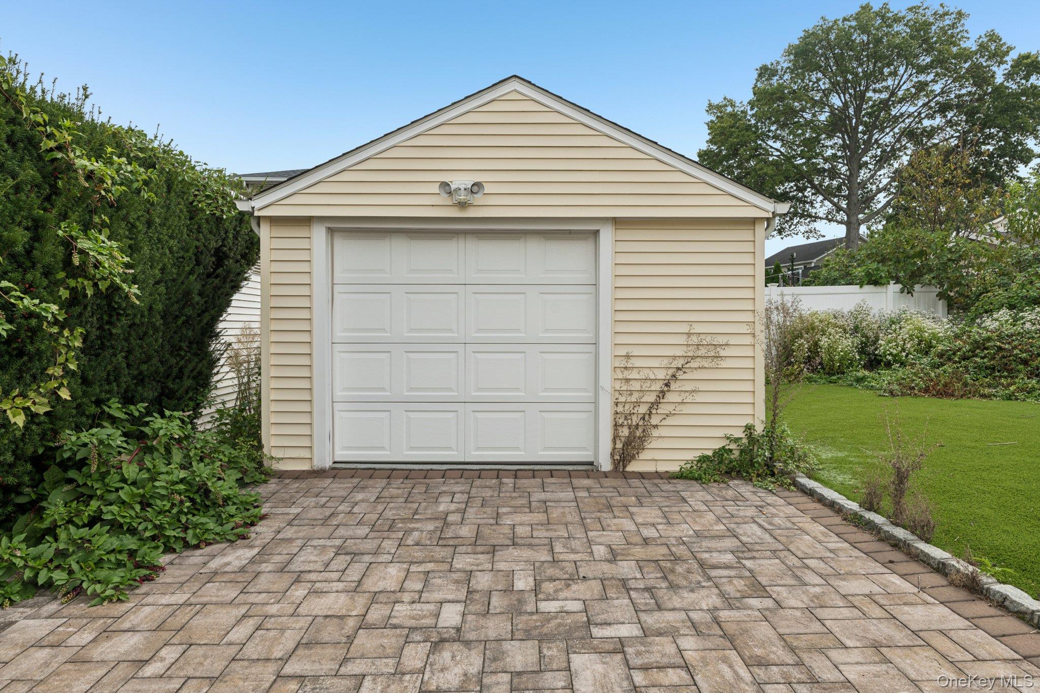 105 Devon Road, Albertson, NY 11507