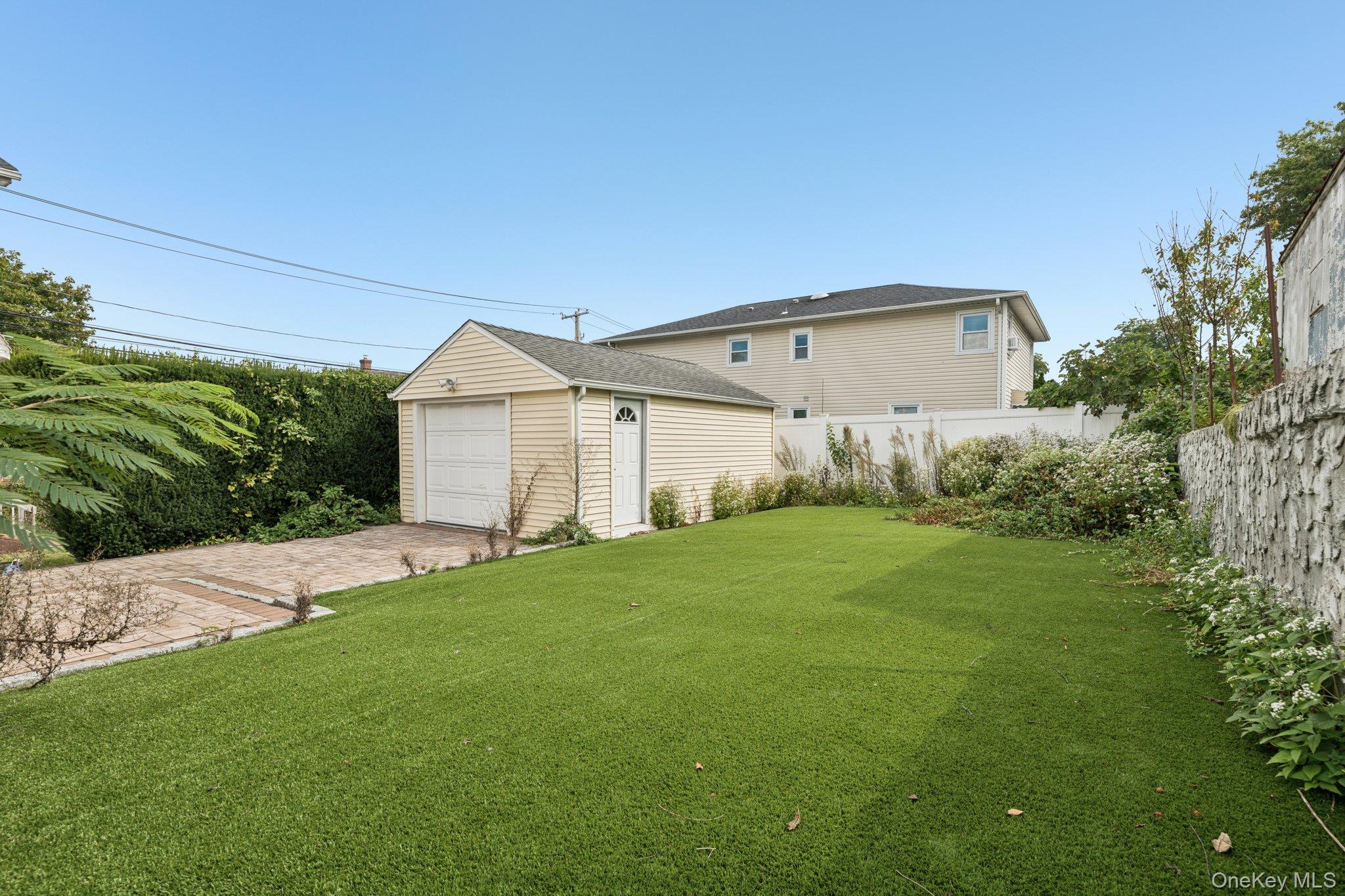 105 Devon Road, Albertson, NY 11507