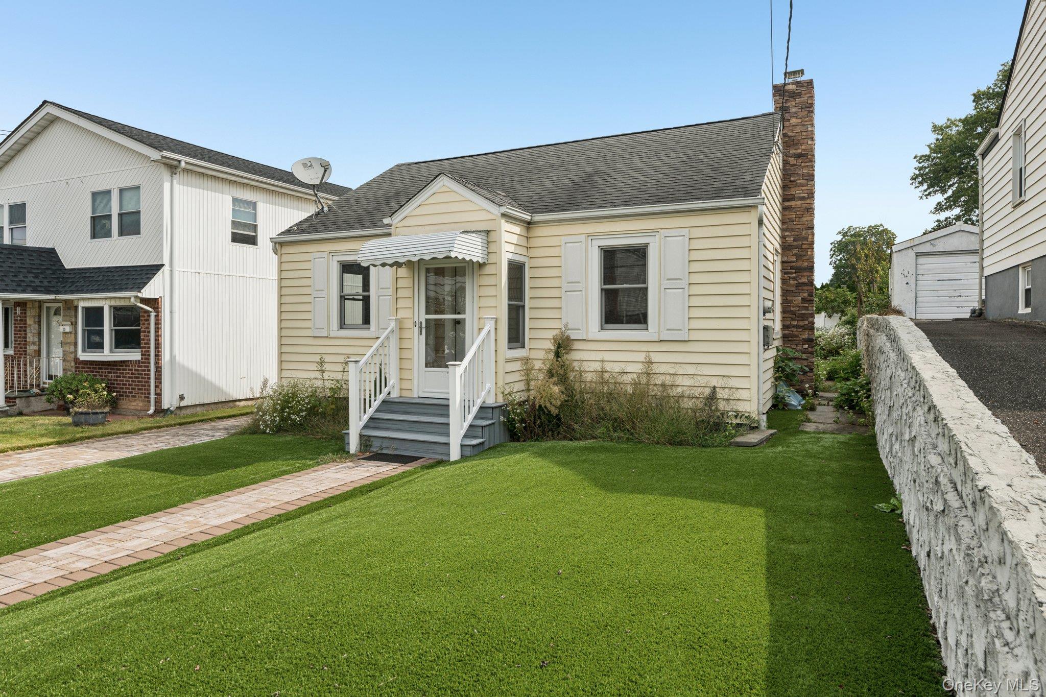 105 Devon Road, Albertson, NY 11507