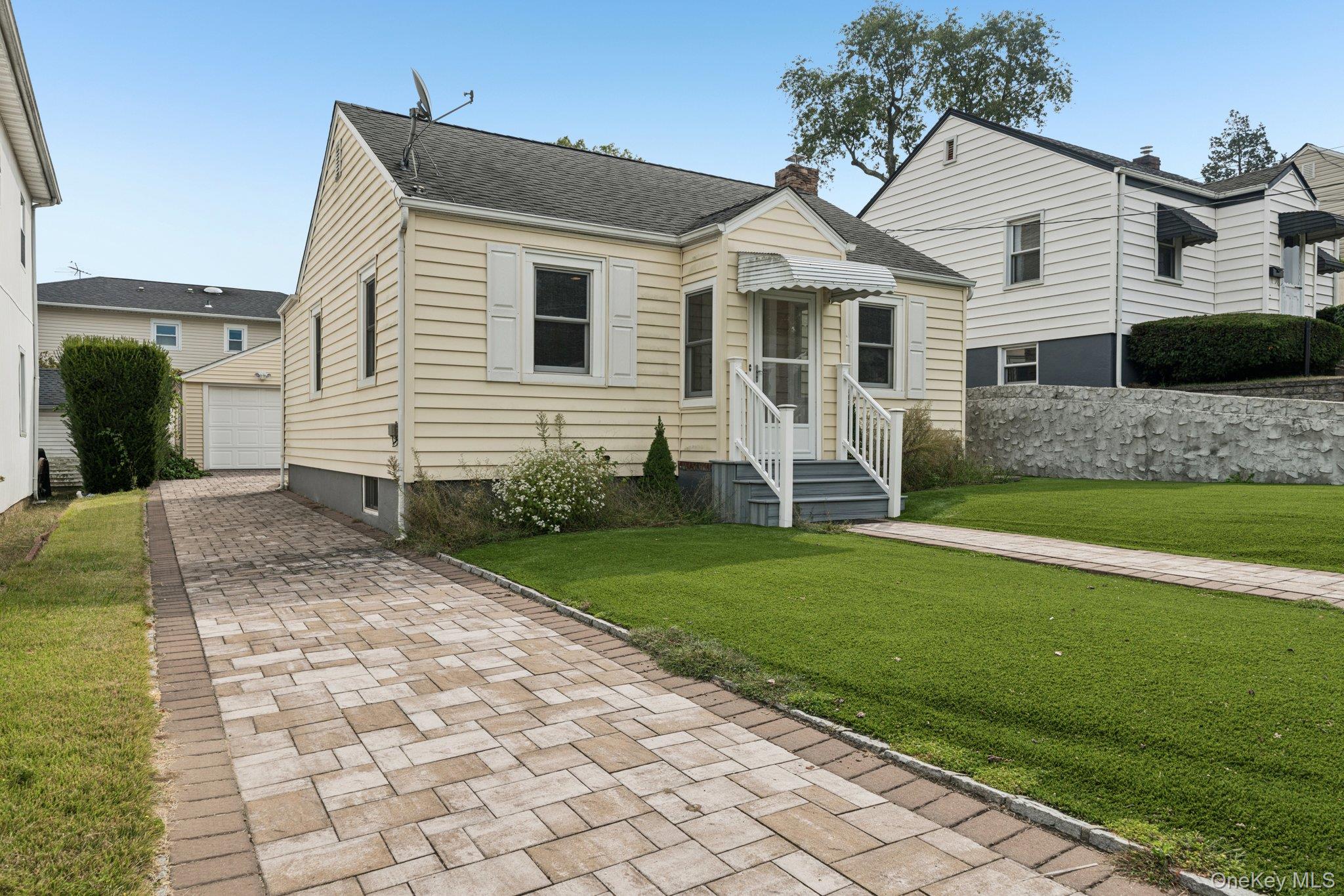 105 Devon Road, Albertson, NY 11507