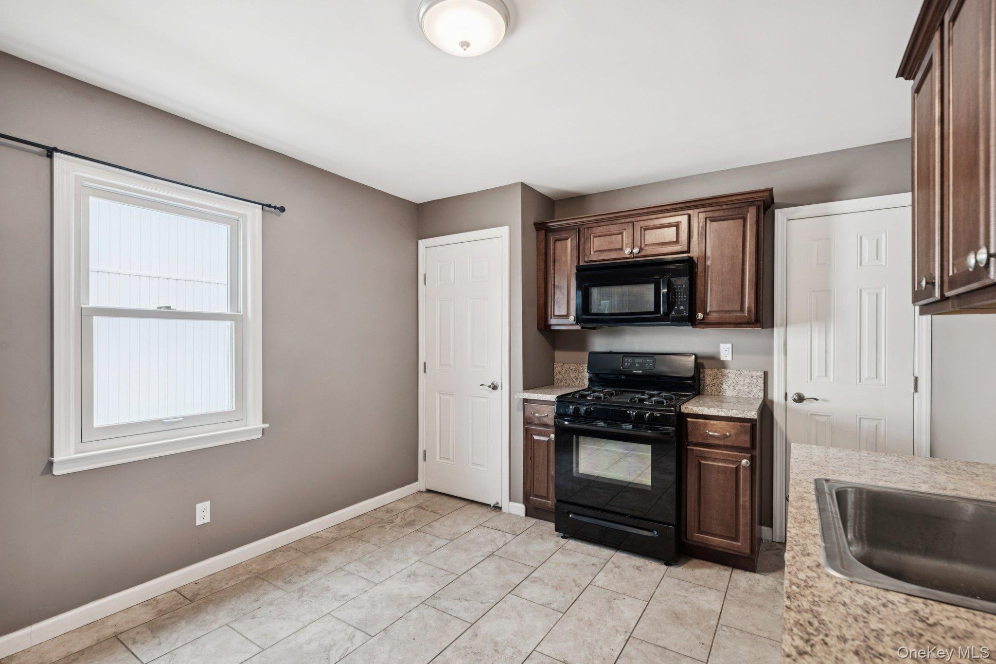 105 Devon Road, Albertson, NY 11507