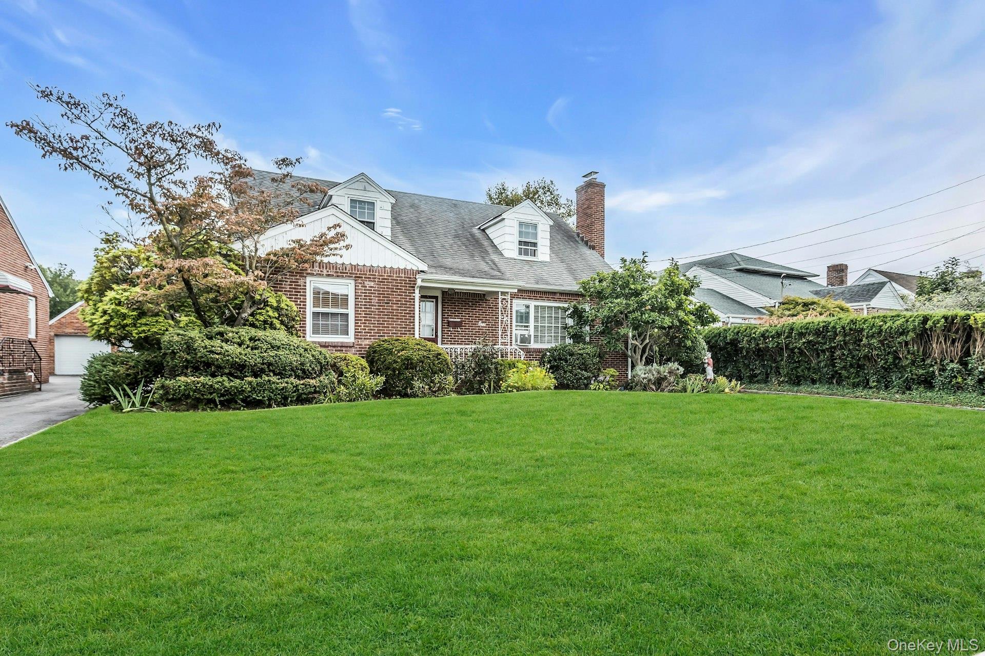 8 Fox Street, Glen Cove, NY 11542