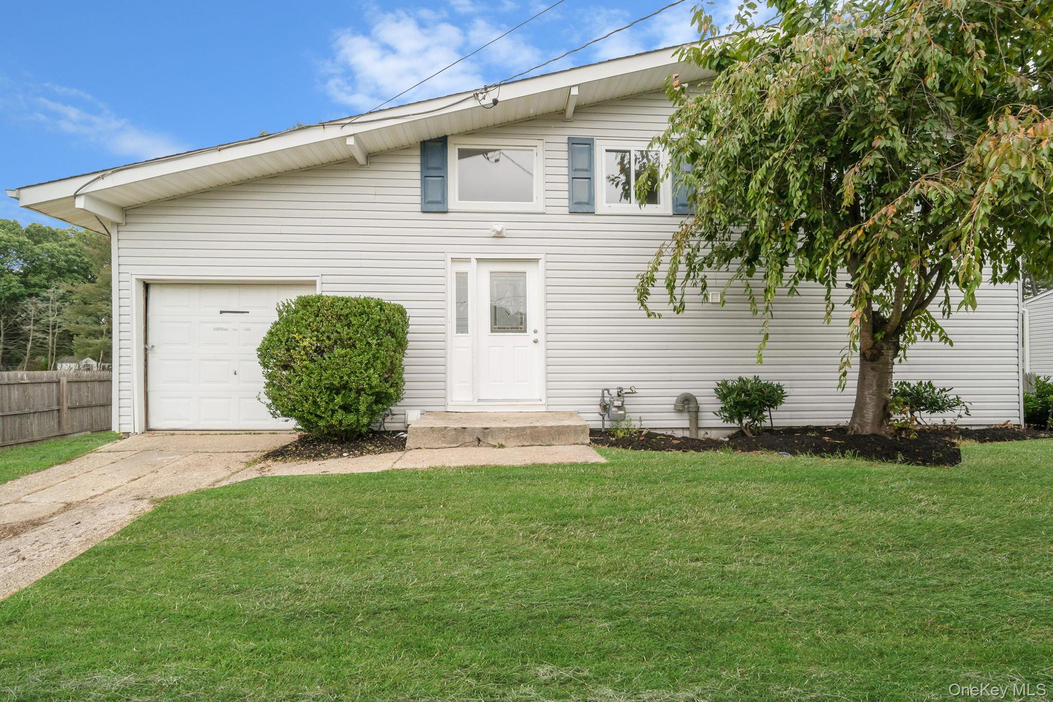 40 Gettysburg Drive, Holbrook, NY 11741
