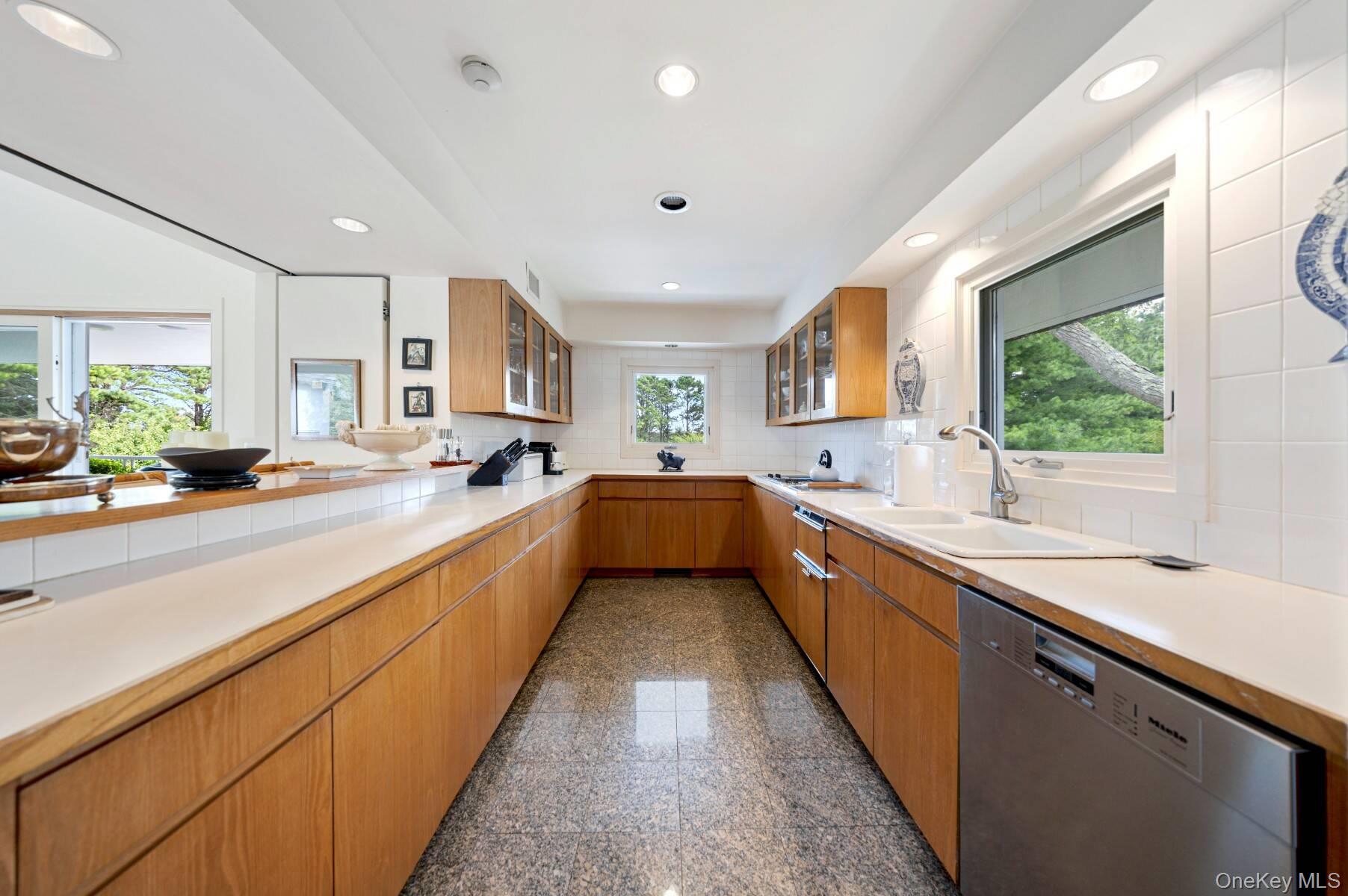 20 Hillside Road, Southampton, NY 11968