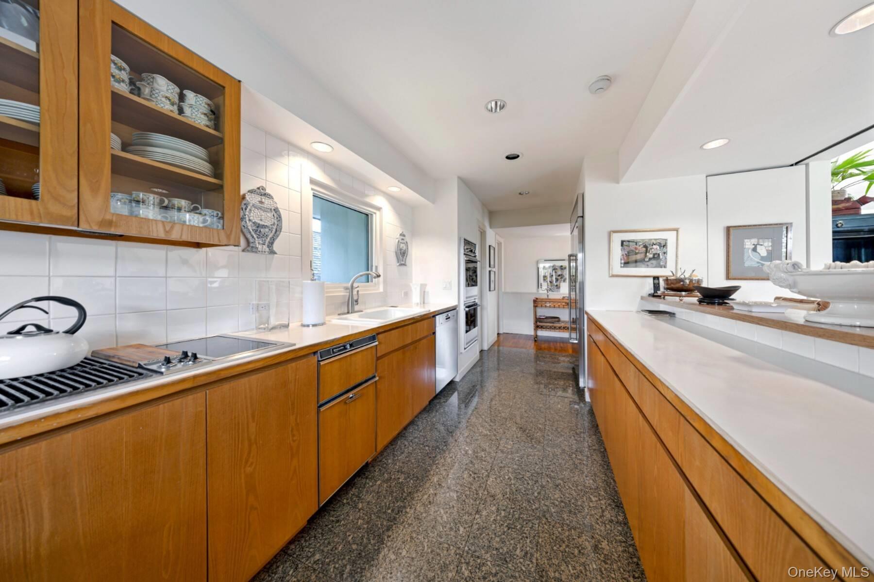 20 Hillside Road, Southampton, NY 11968