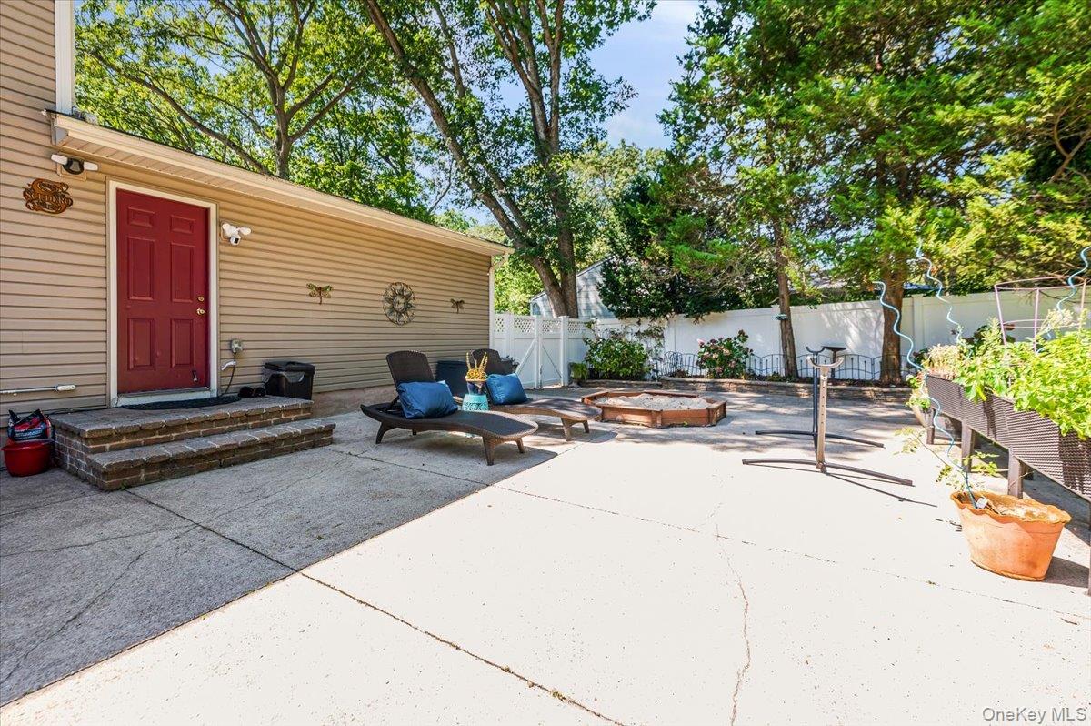 677 Meadow Road, Smithtown, NY 11787