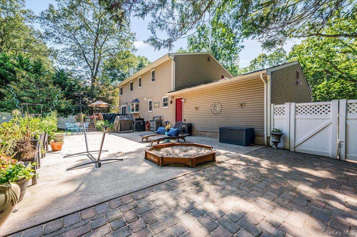 677 Meadow Road, Smithtown, NY 11787