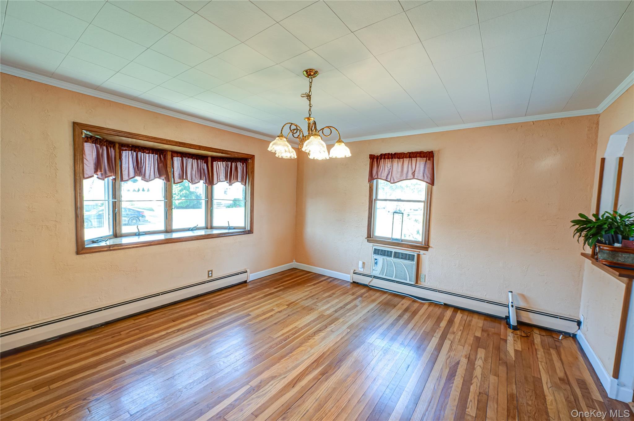 31 Garden Boulevard, Hicksville, NY 11801