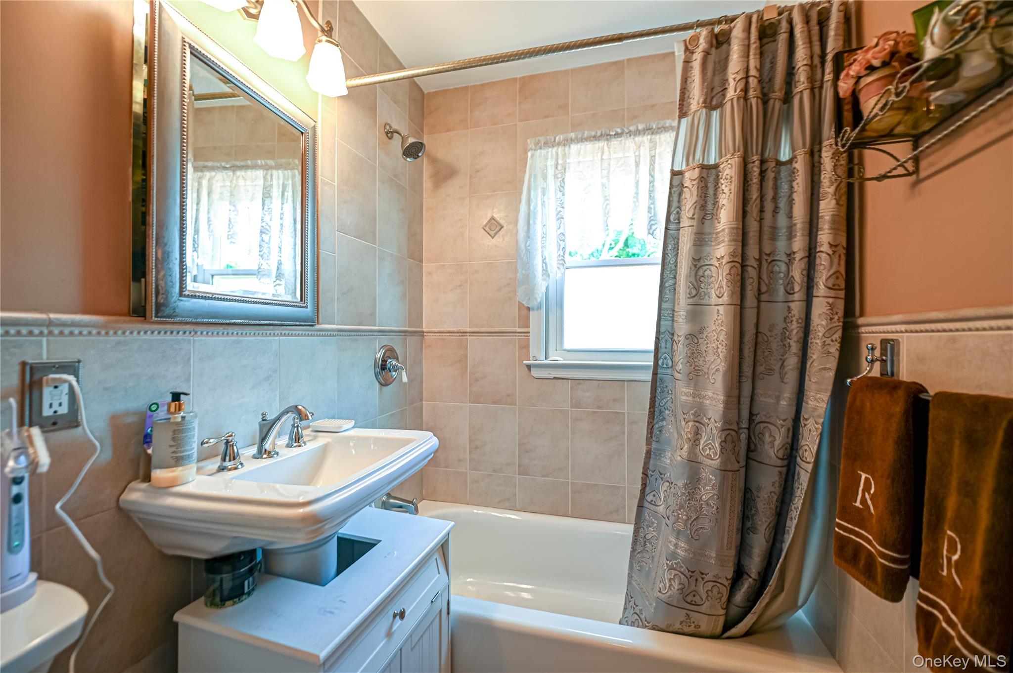 31 Garden Boulevard, Hicksville, NY 11801