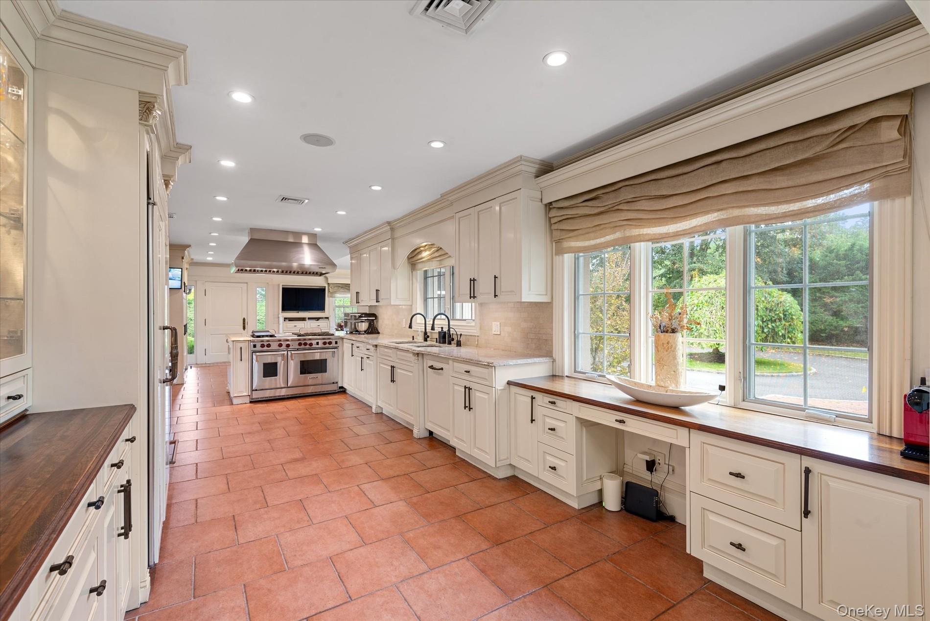 532 E Shore Road, Great Neck, NY 11024