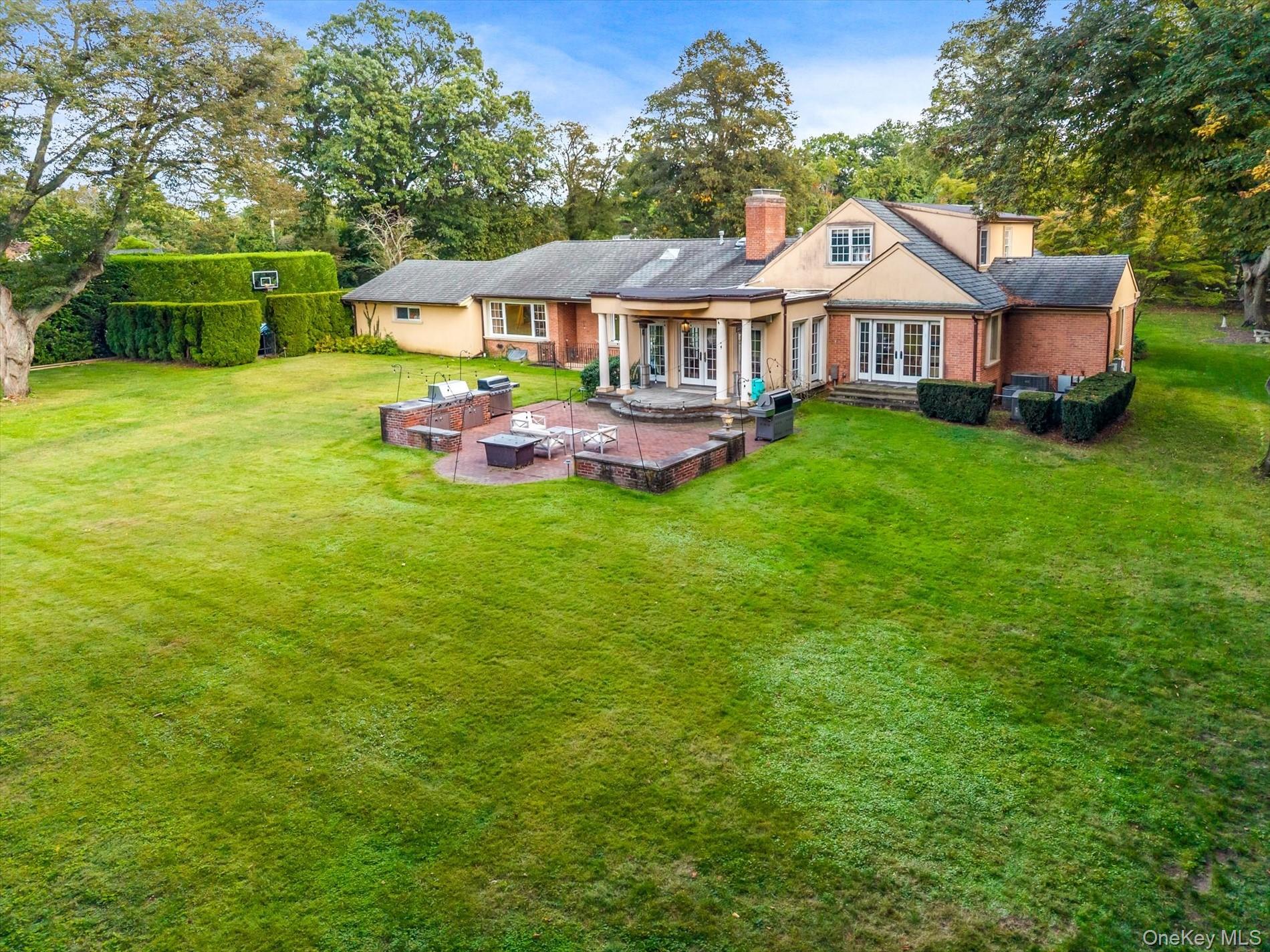 532 E Shore Road, Great Neck, NY 11024