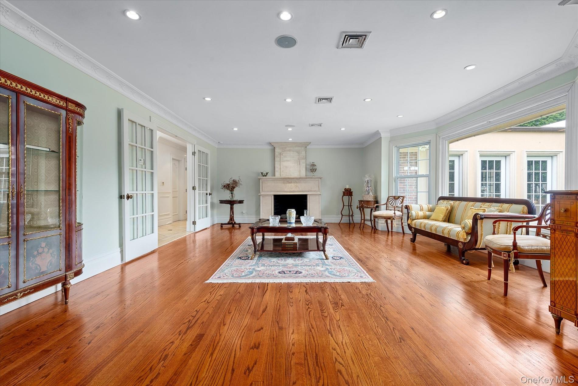 532 E Shore Road, Great Neck, NY 11024