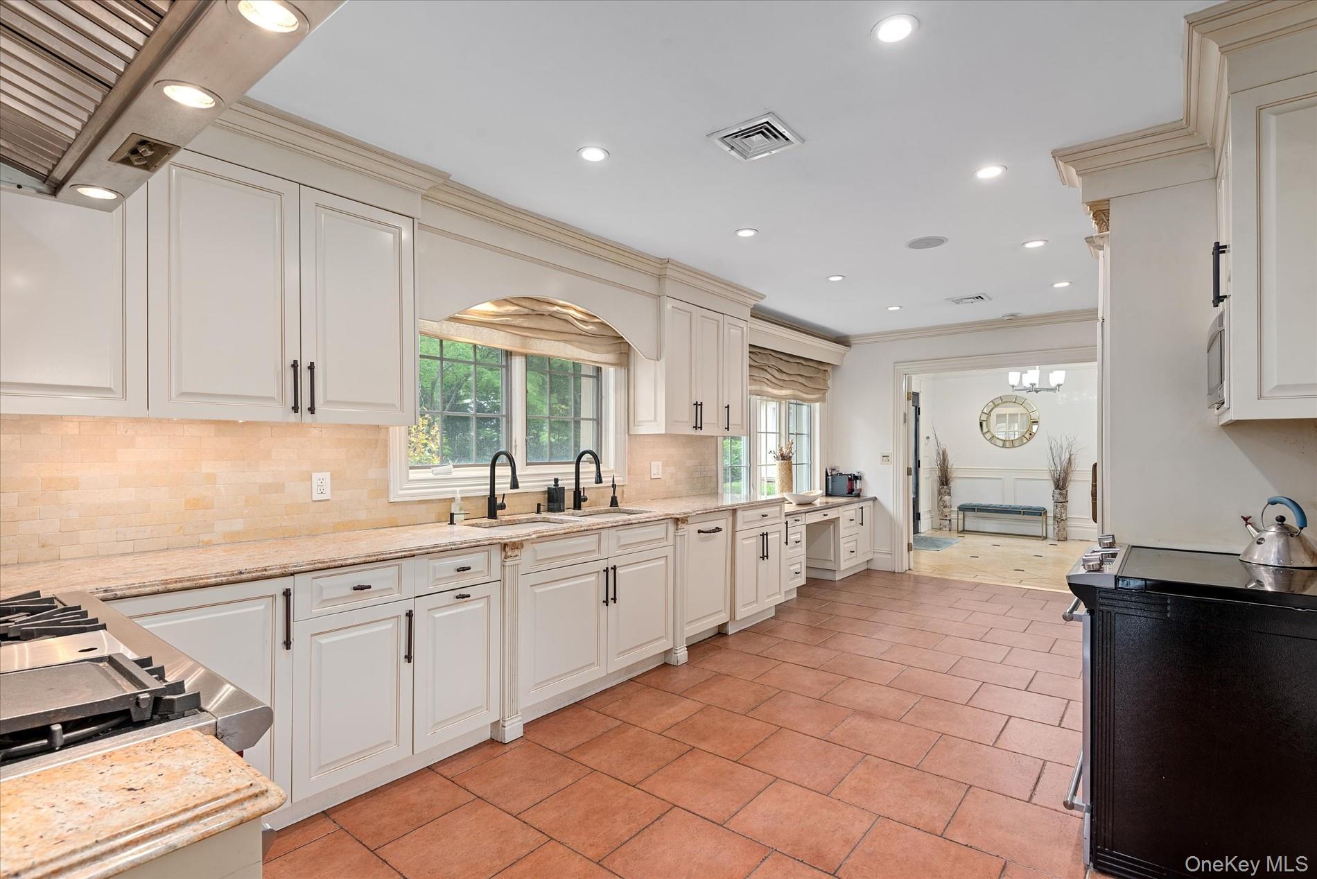 532 E Shore Road, Great Neck, NY 11024