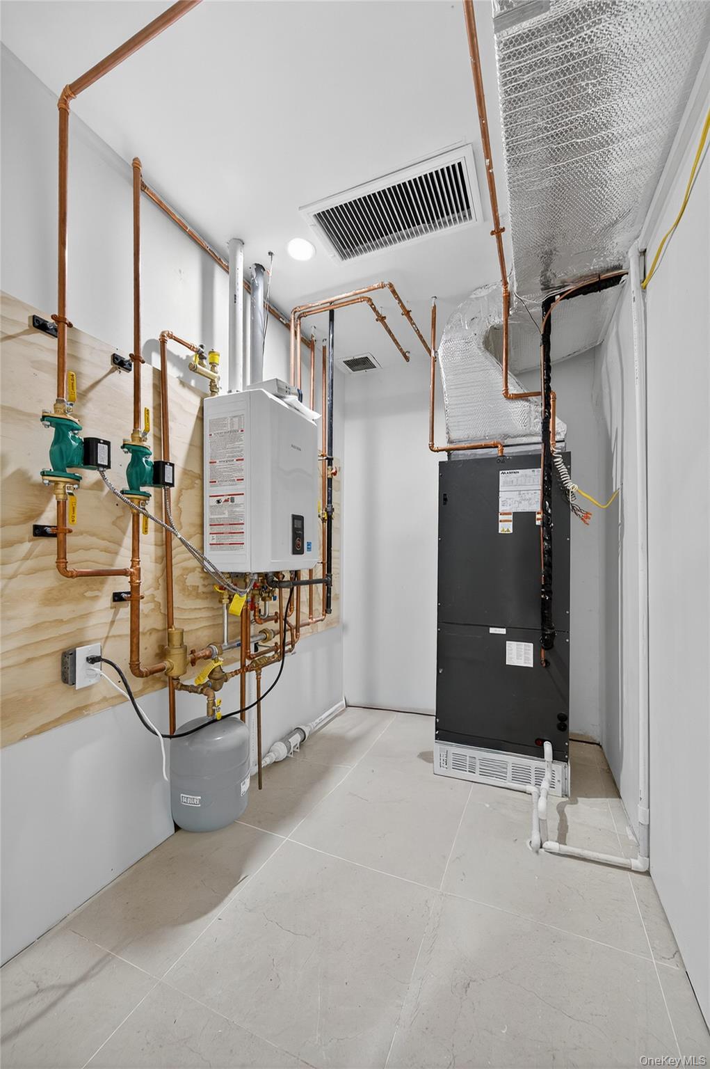 80 Clapham Avenue, Manhasset, NY 11030