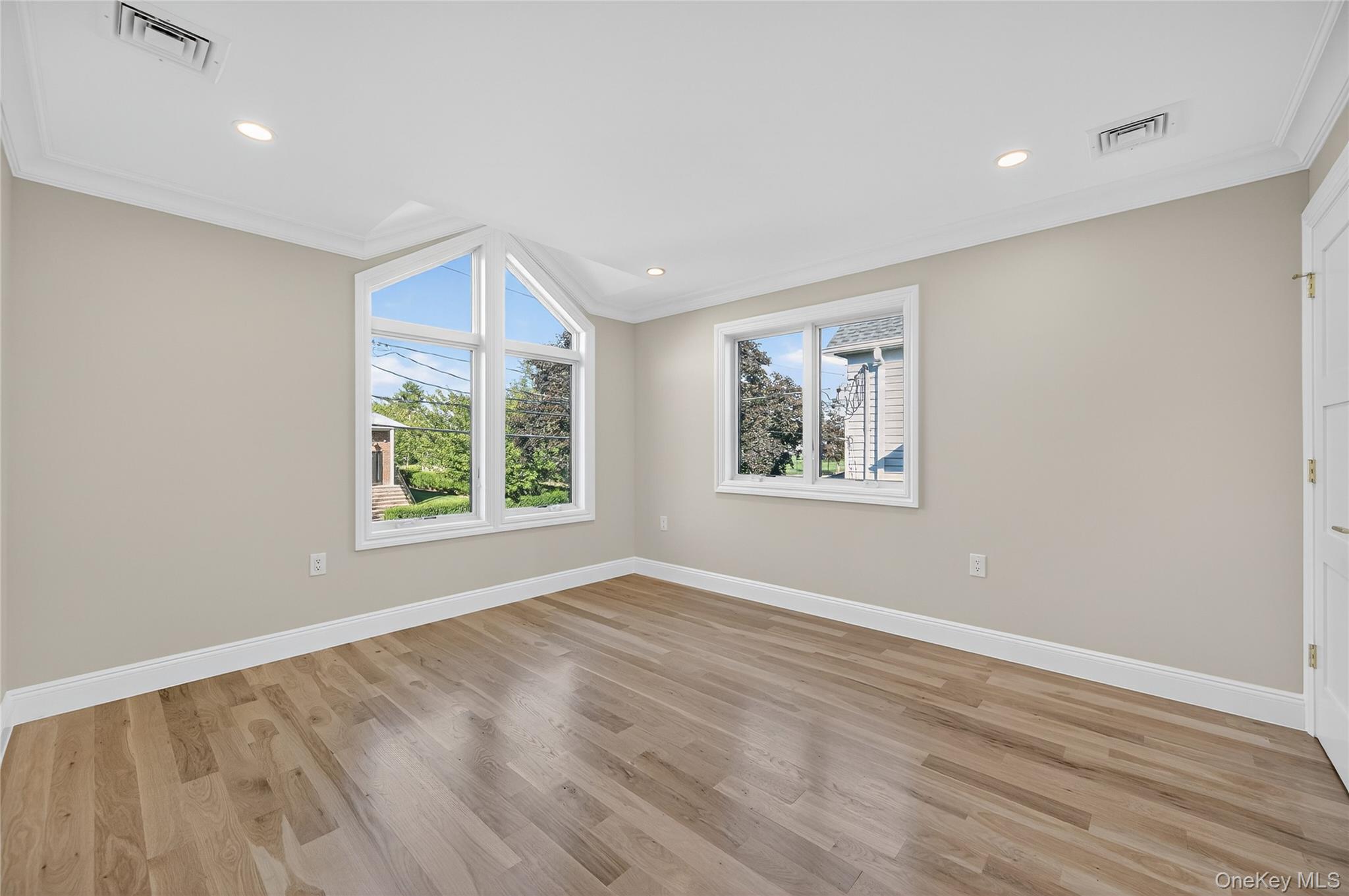 80 Clapham Avenue, Manhasset, NY 11030