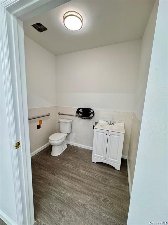 67-05 Roosevelt Ave, Woodside, NY 11377