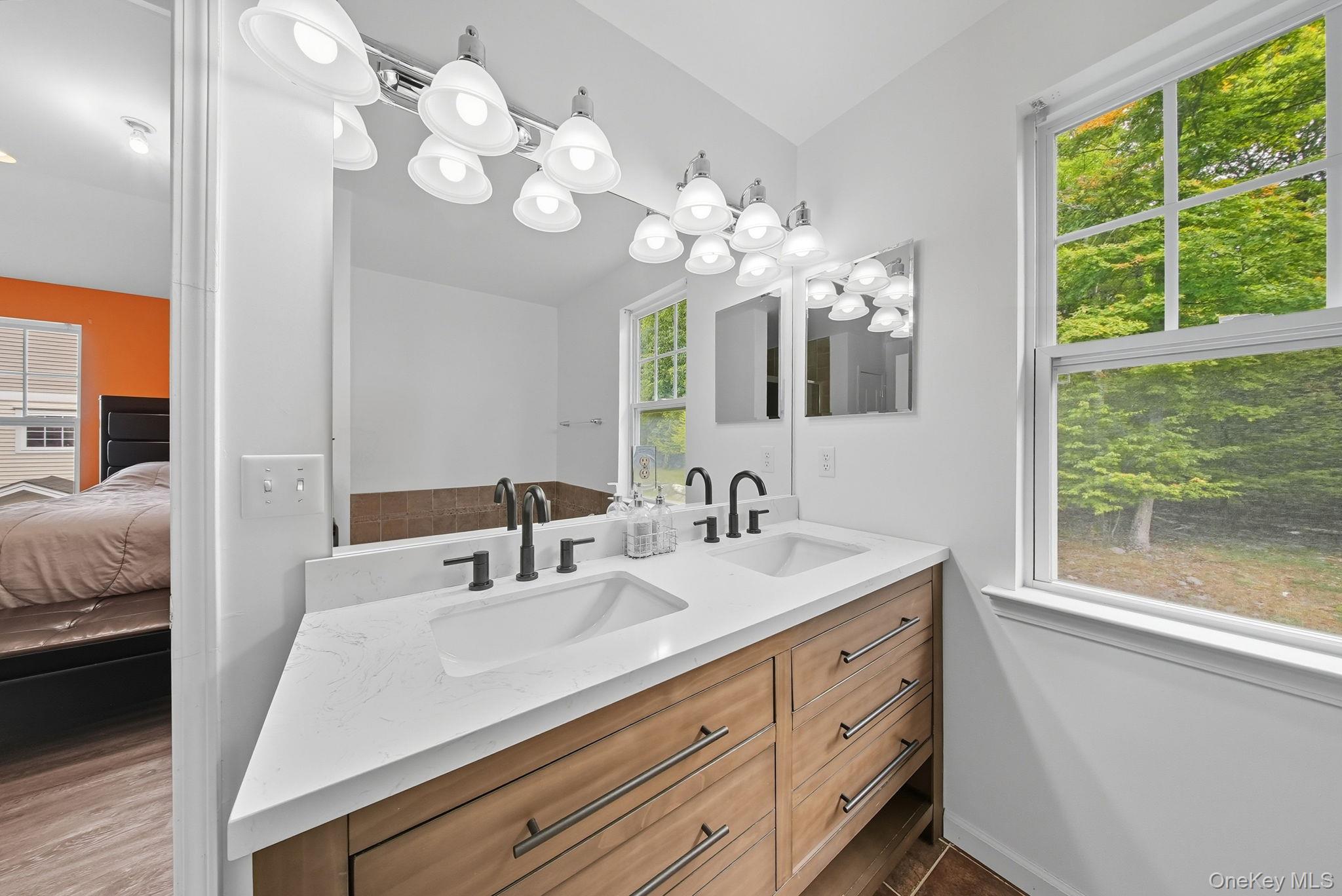 30 Avoncroft LN, Middletown, NY 10940