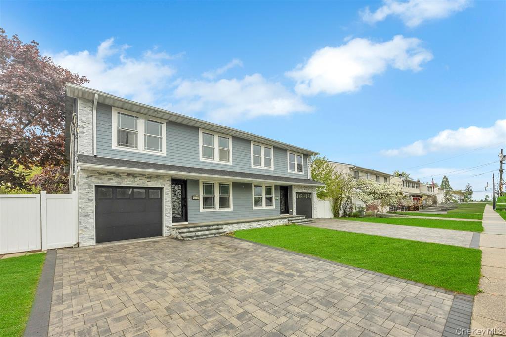 823 N Jefferson Avenue, Lindenhurst, NY 11757