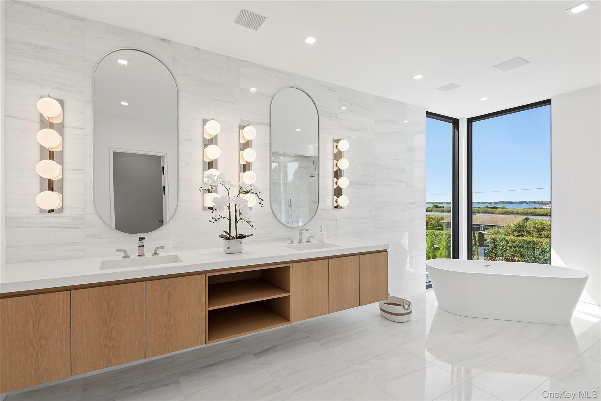 99 Pointe Mecox Lane, Bridgehampton, NY 11976