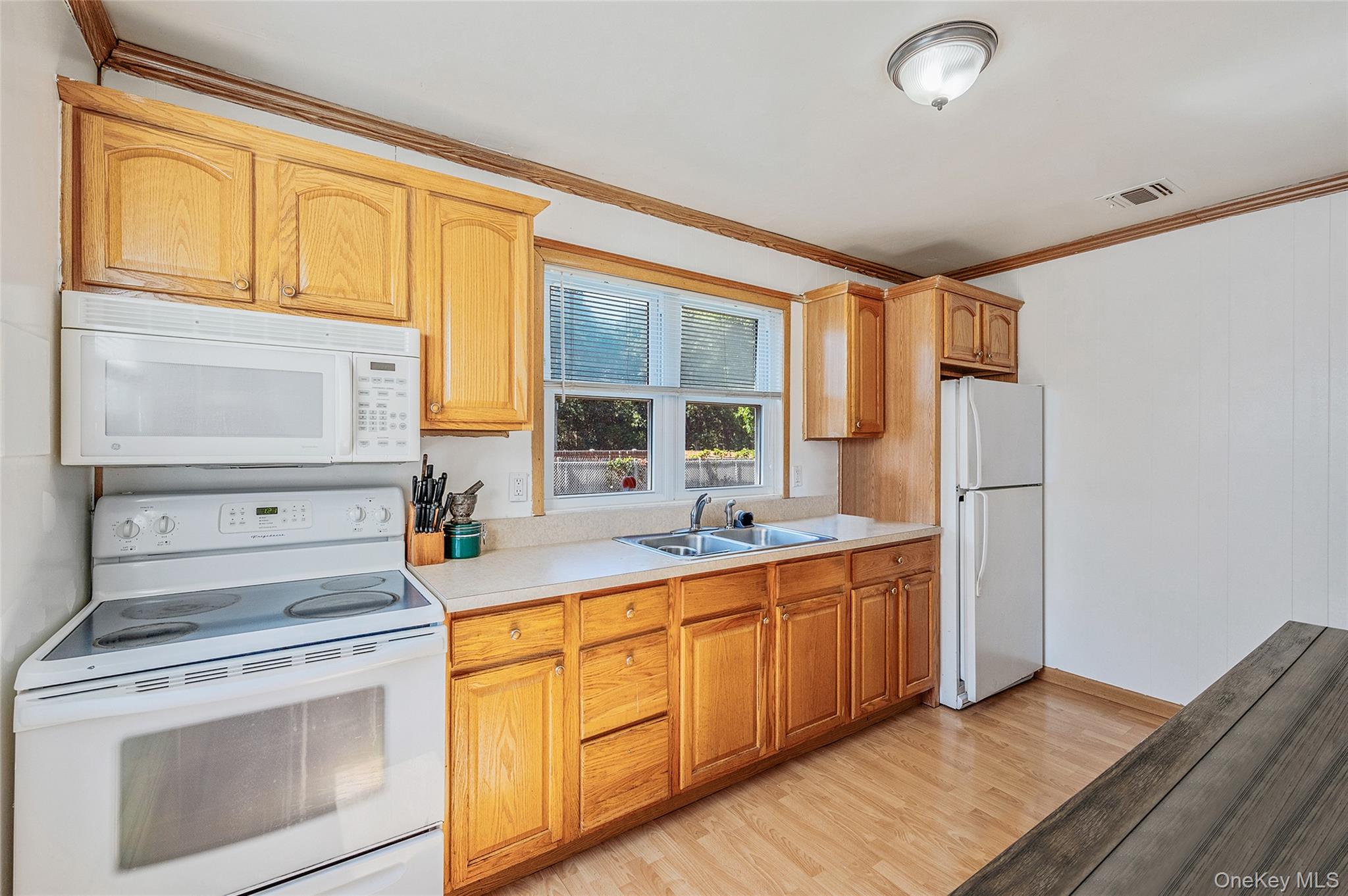 1454 E Forks Road, Bay Shore, NY 11706