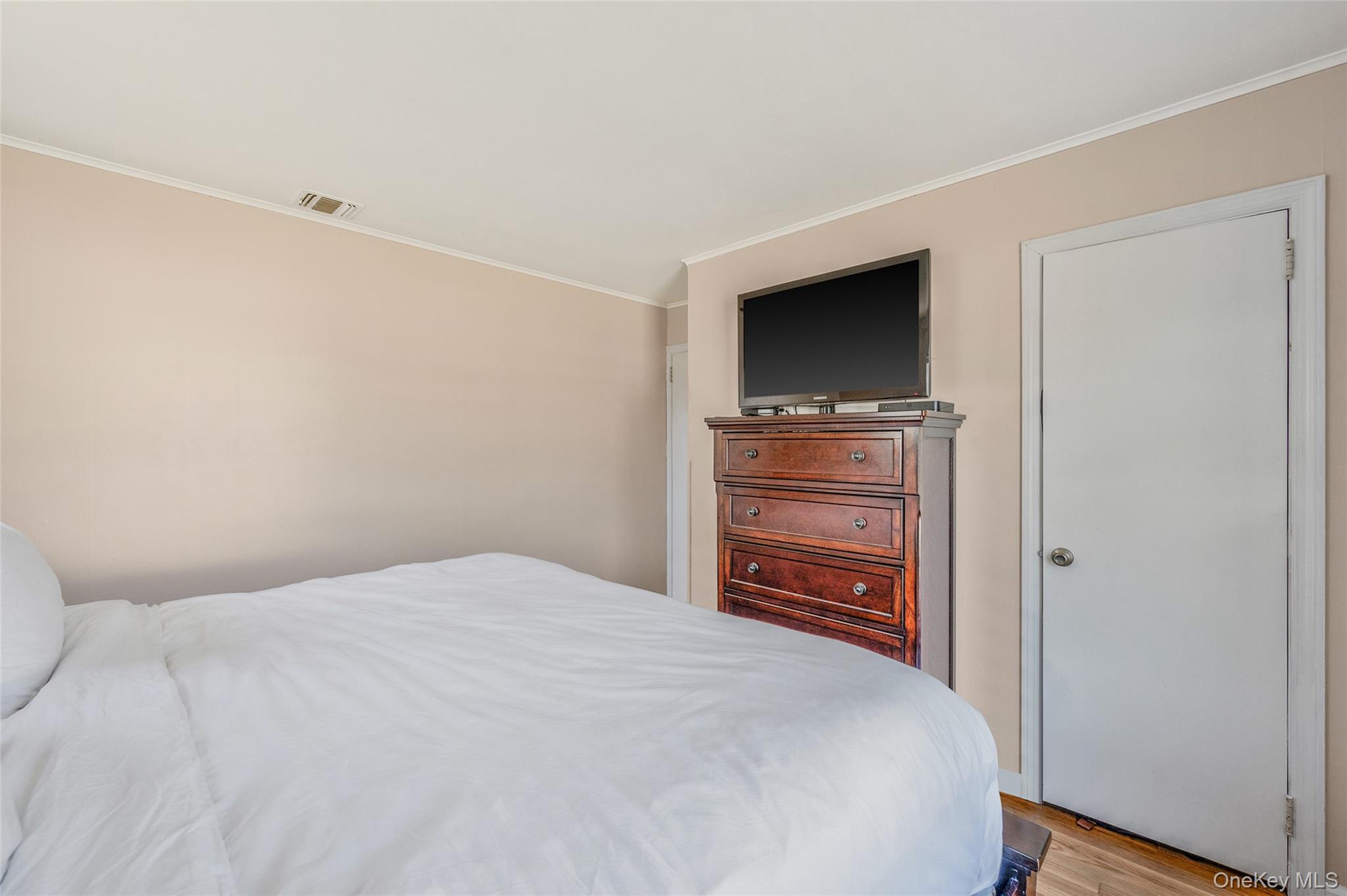 1454 E Forks Road, Bay Shore, NY 11706