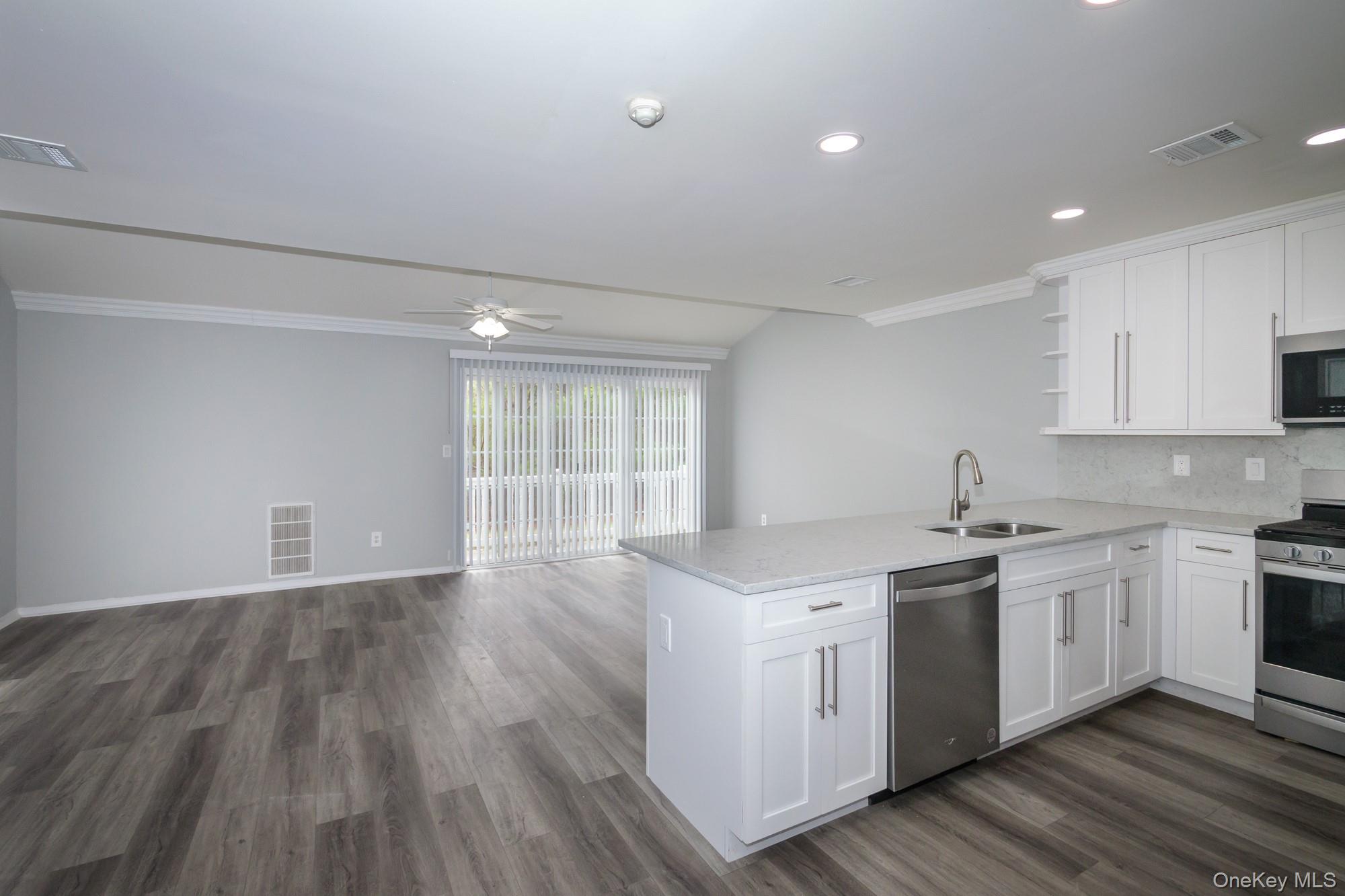 156 Overlook Drive # 156, Farmingville, NY 11738