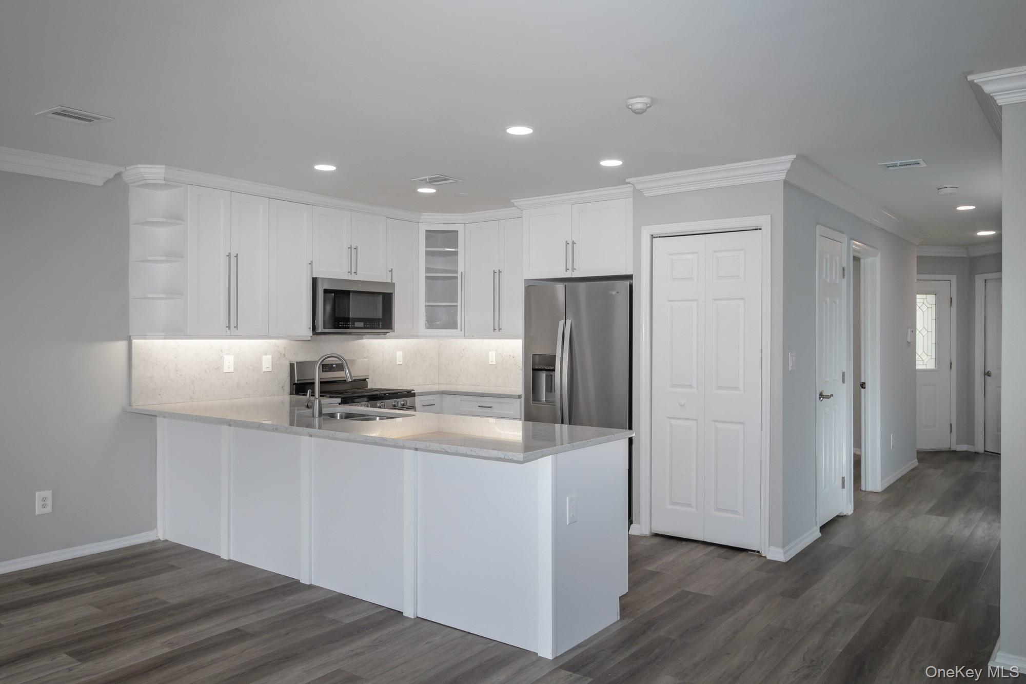 156 Overlook Drive # 156, Farmingville, NY 11738