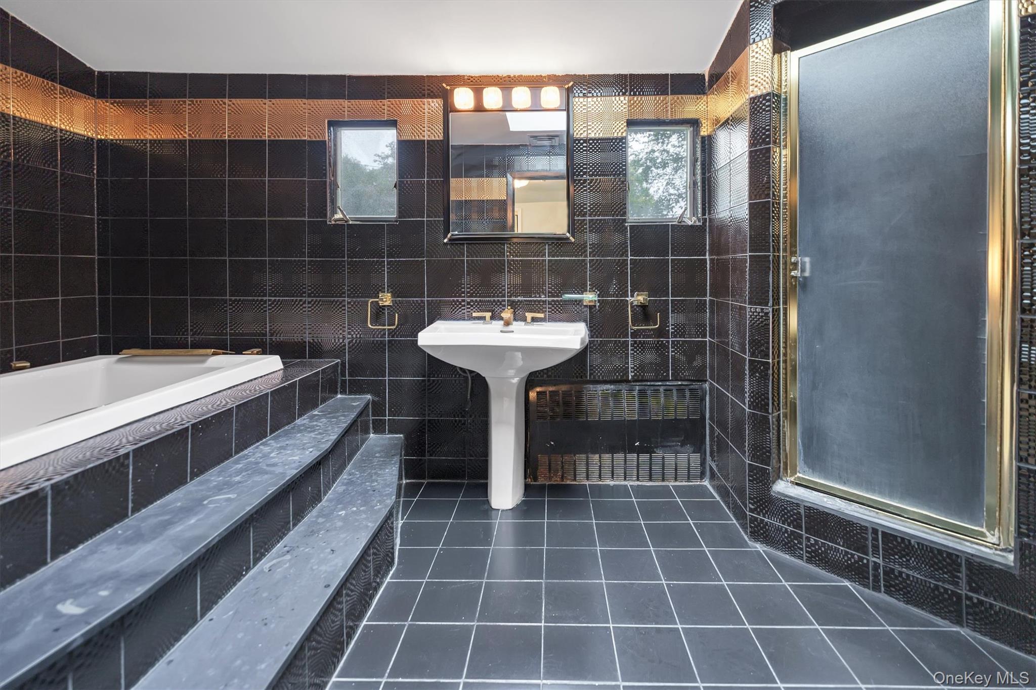 125 Colonial Road, Great Neck, NY 11021