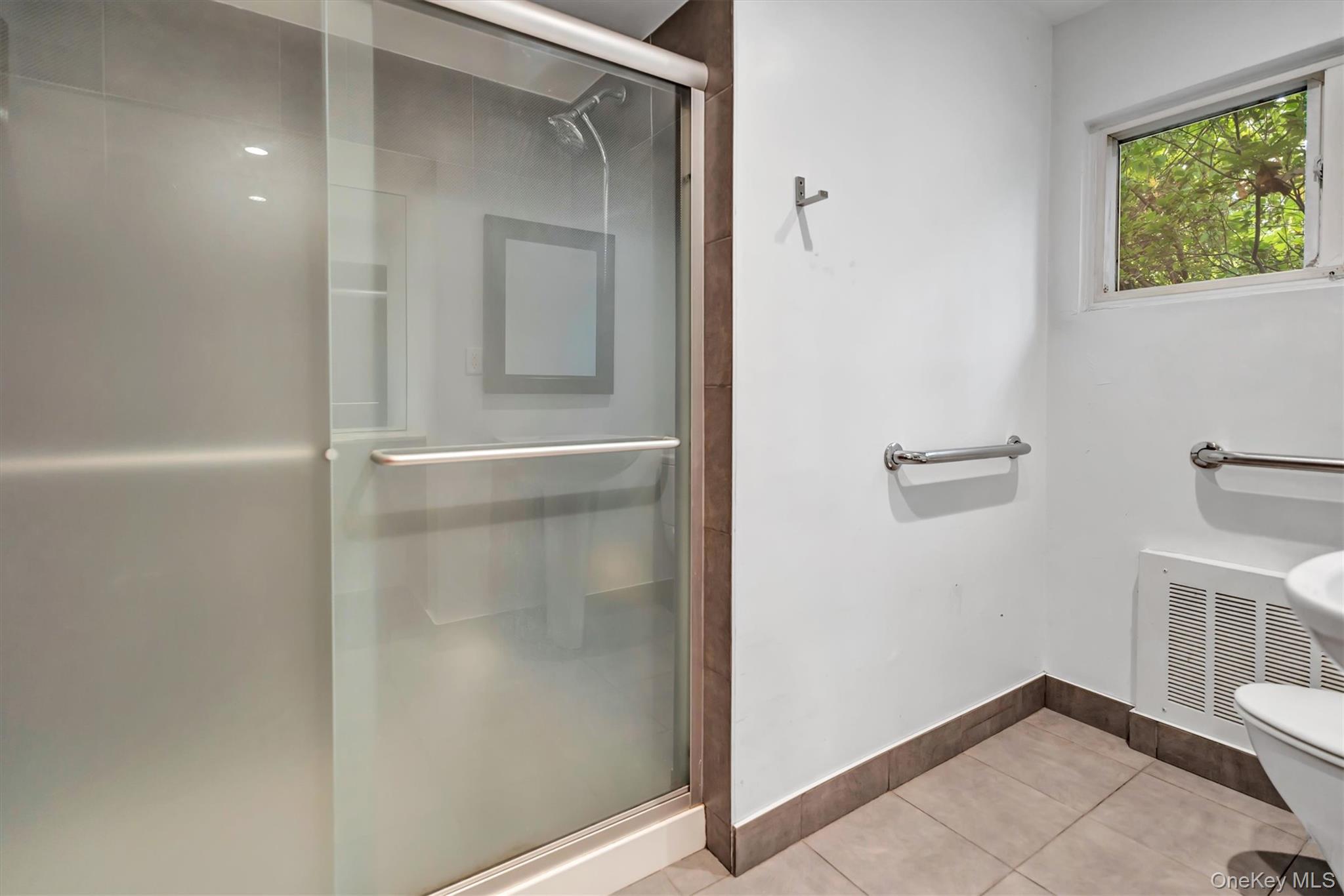 125 Colonial Road, Great Neck, NY 11021