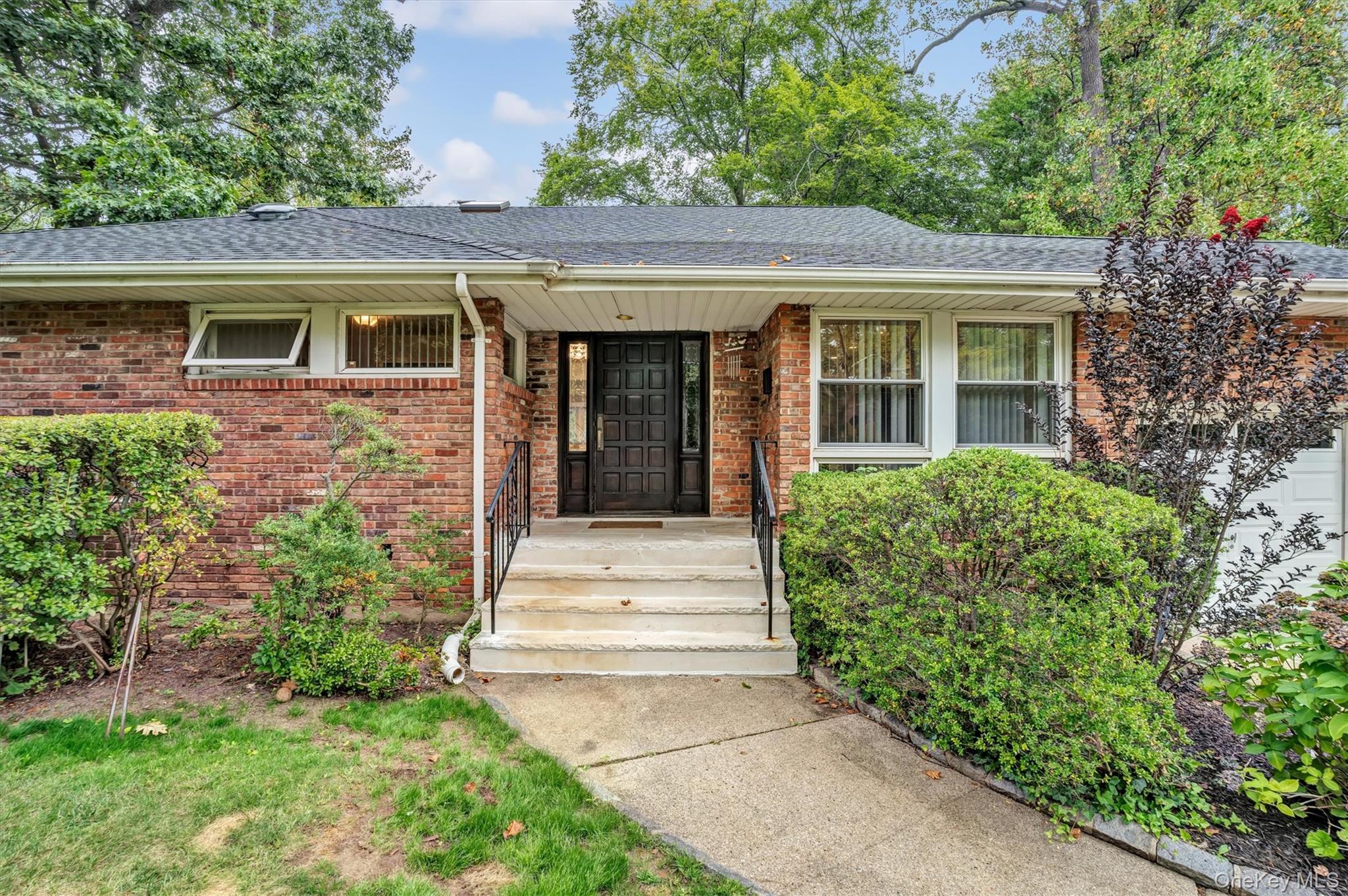 125 Colonial Road, Great Neck, NY 11021