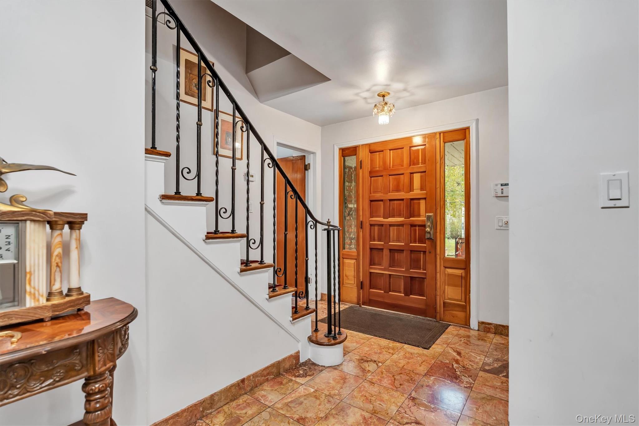 125 Colonial Road, Great Neck, NY 11021