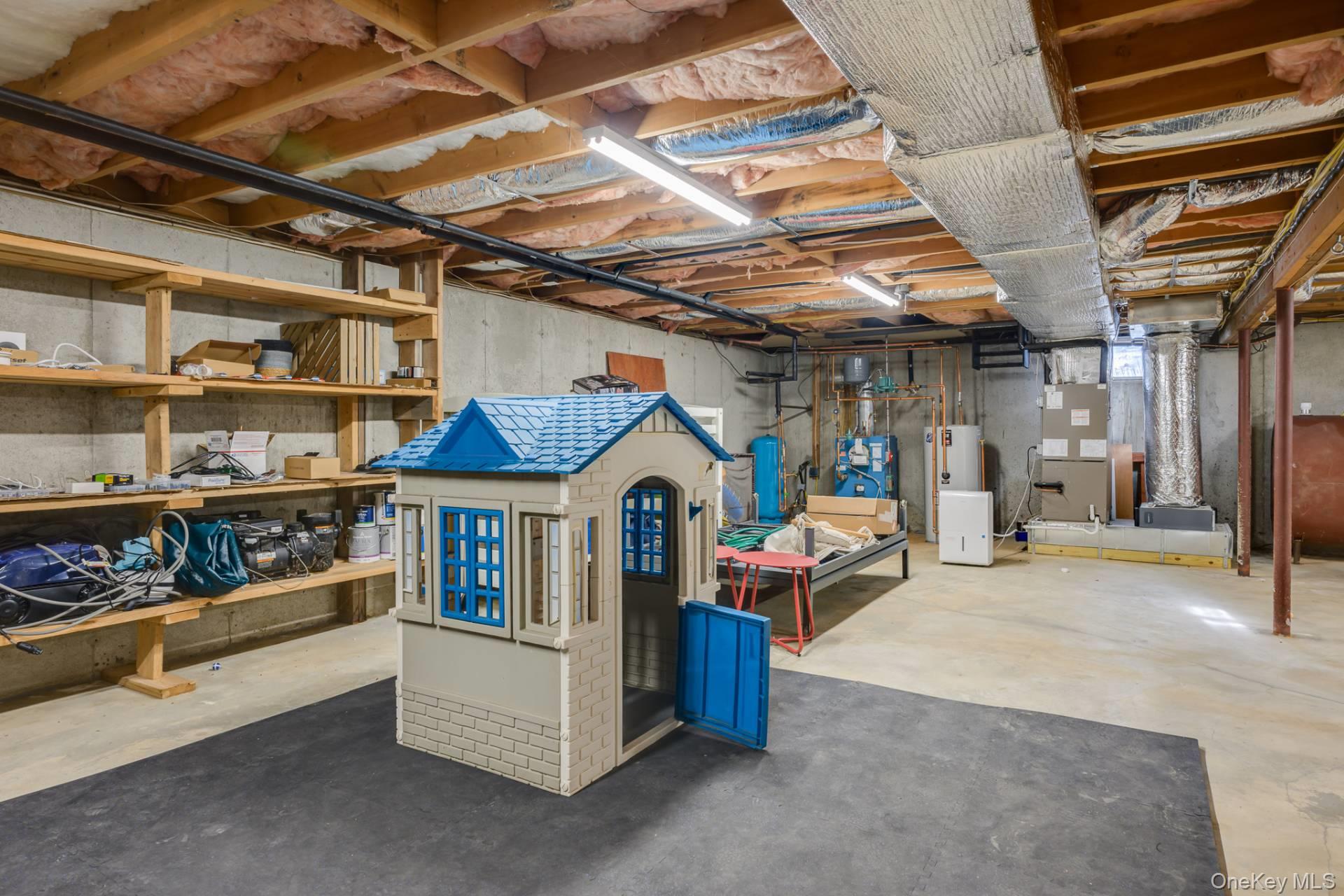 41 Old Squires Road, Hampton Bays, NY 11946