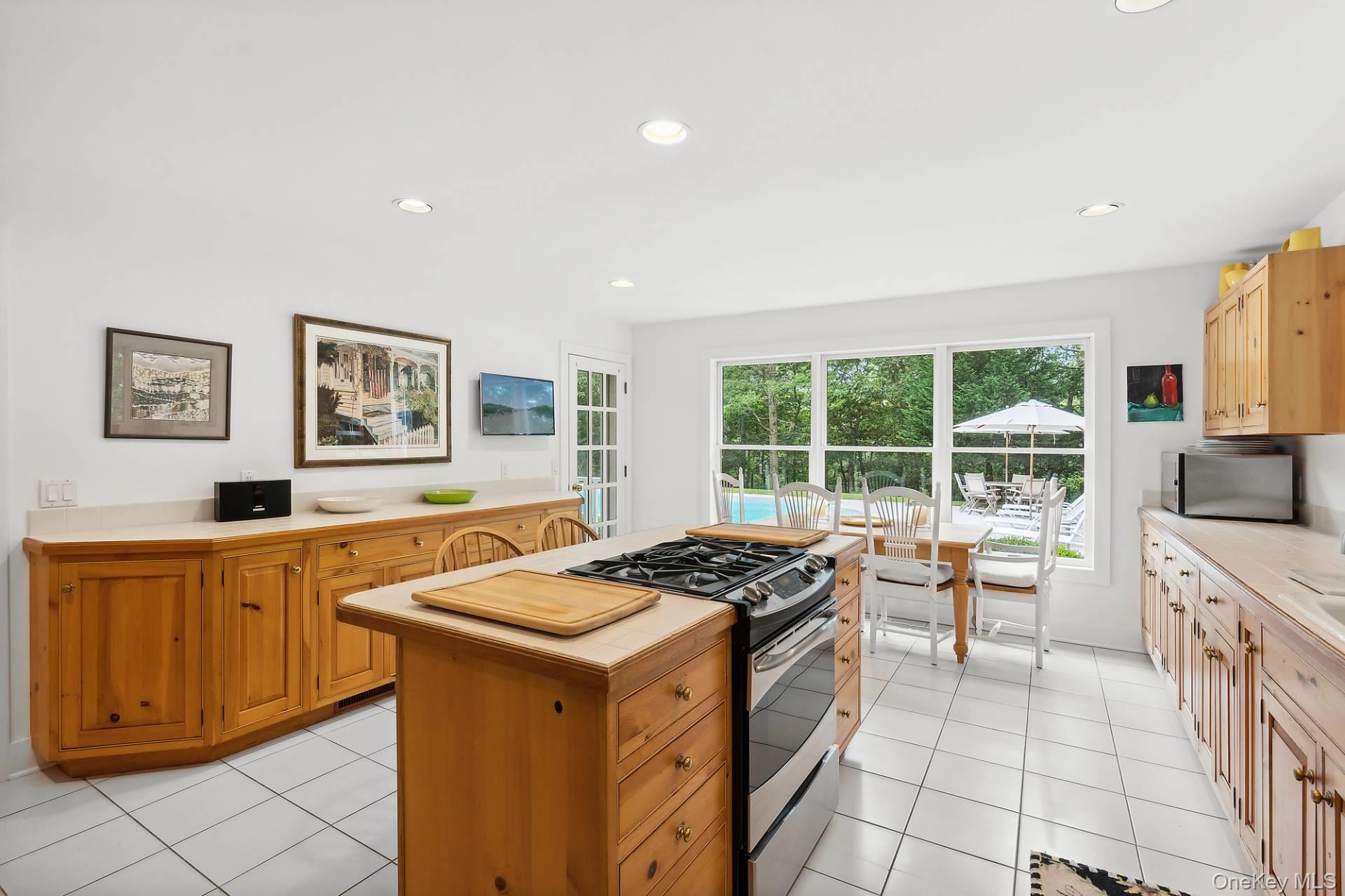 574 Route 114, Wainscott, NY 11975