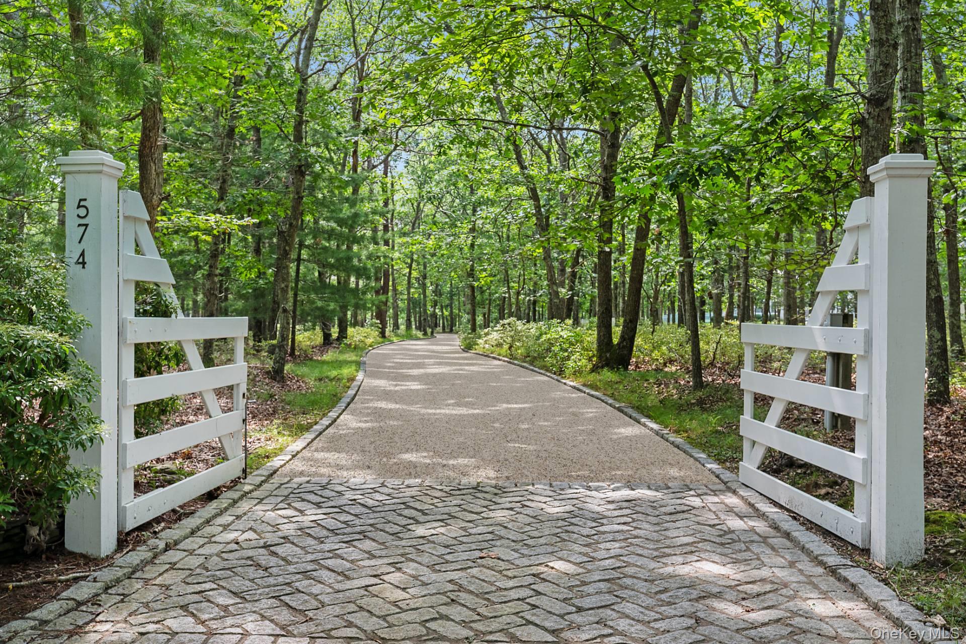 574 Route 114, Wainscott, NY 11975