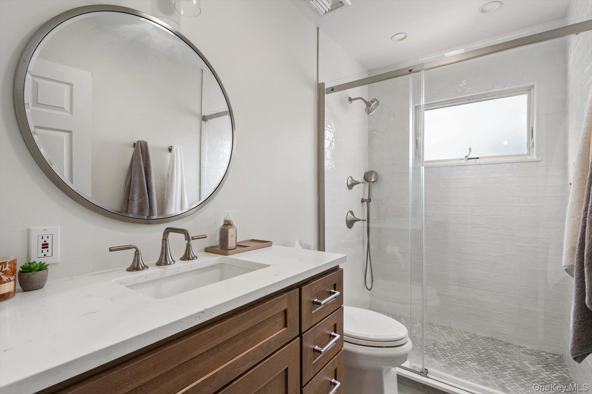 812 Pine Avenue, West Islip, NY 11795