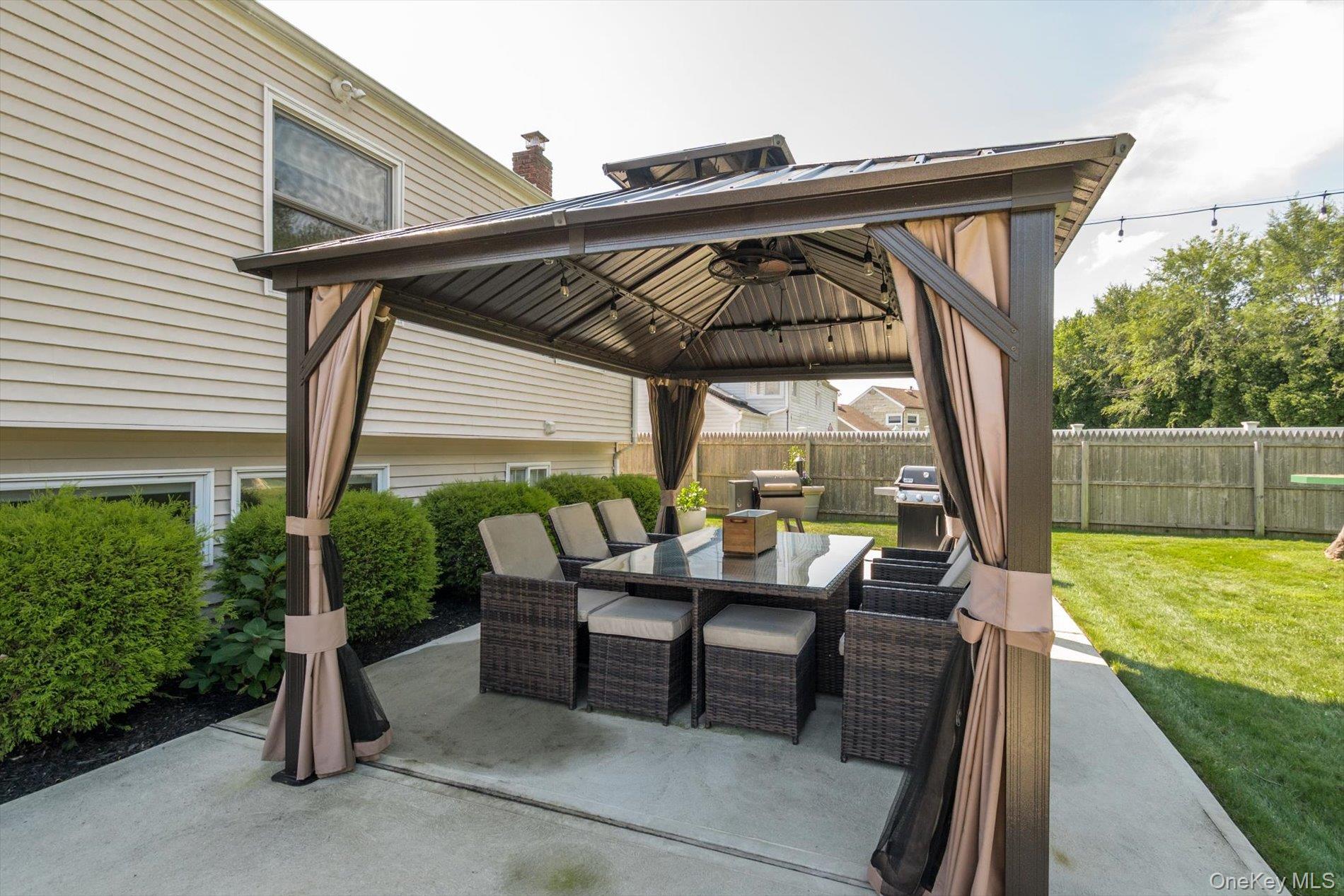 812 Pine Avenue, West Islip, NY 11795